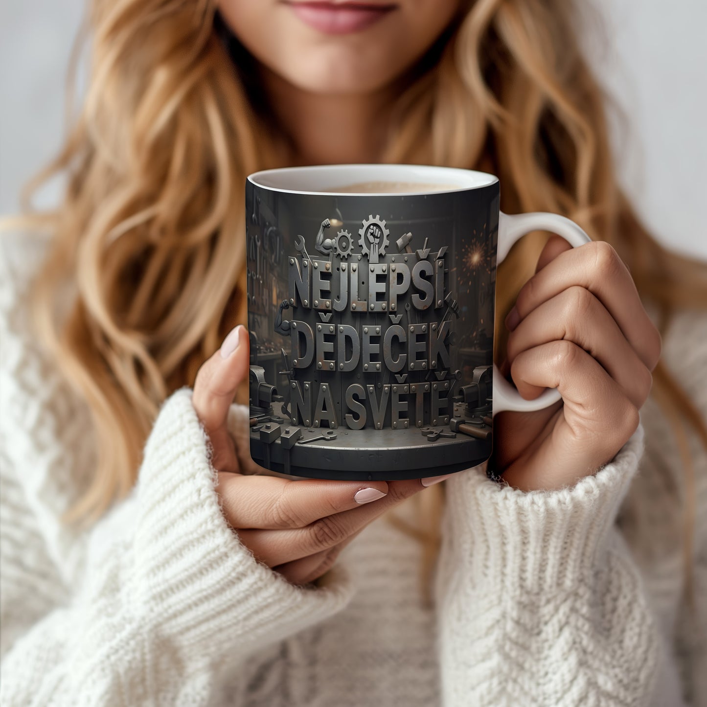 Hrnek s nápisem 'NEJLEPŠÍ DĚDEČEK NA SVĚTĚ' a kovovým industriálním motivem.