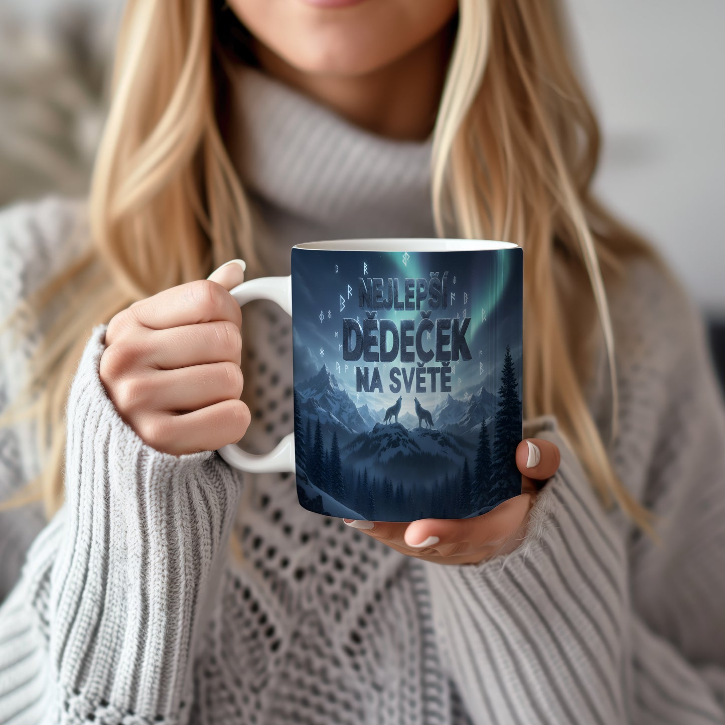 Hrnek s motivem vlků a hor, text NEJLEPŠÍ DĚDEČEK NA SVĚTĚ.