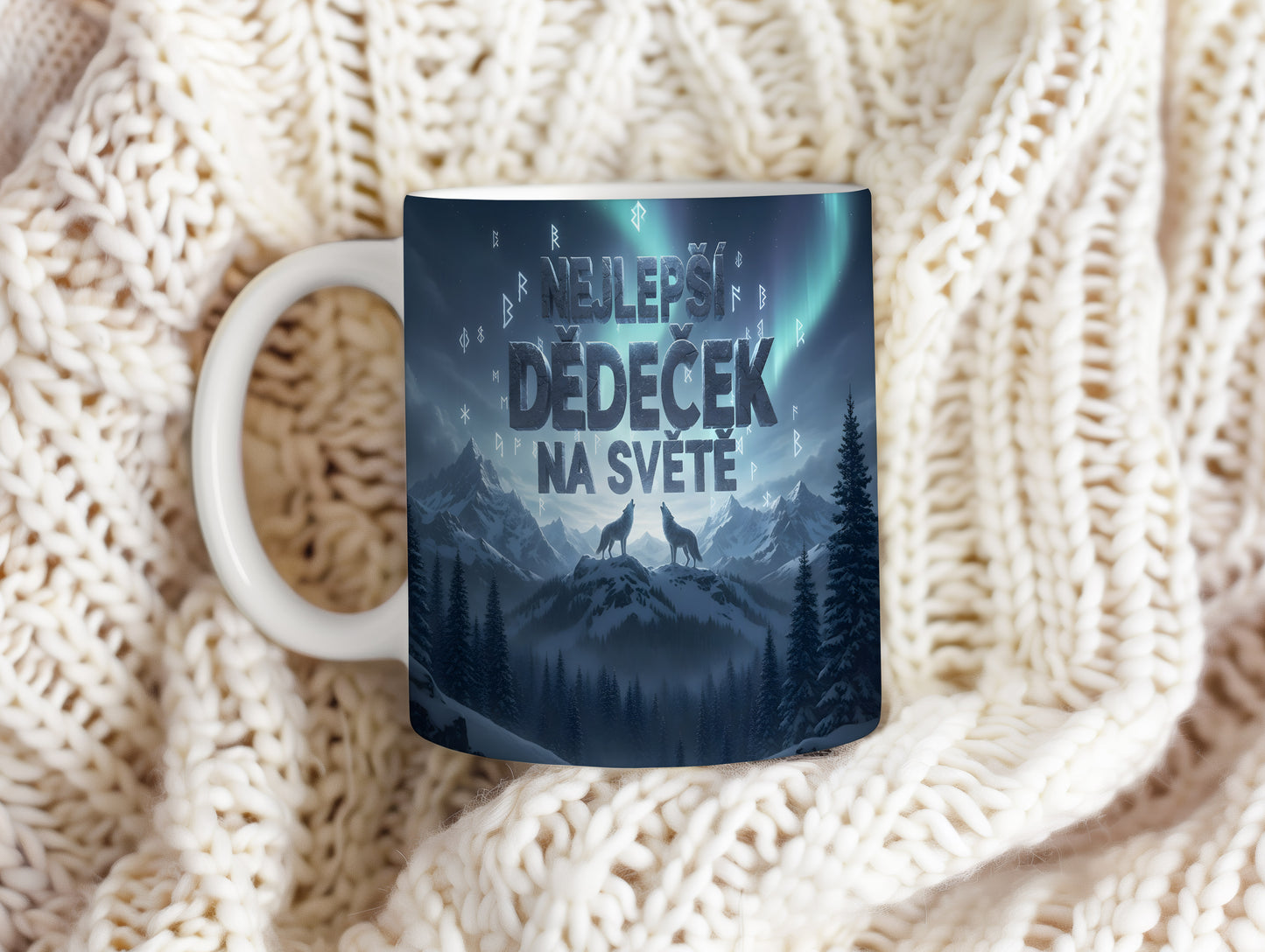 Hrnek s motivem vlků a hor, text NEJLEPŠÍ DĚDEČEK NA SVĚTĚ.