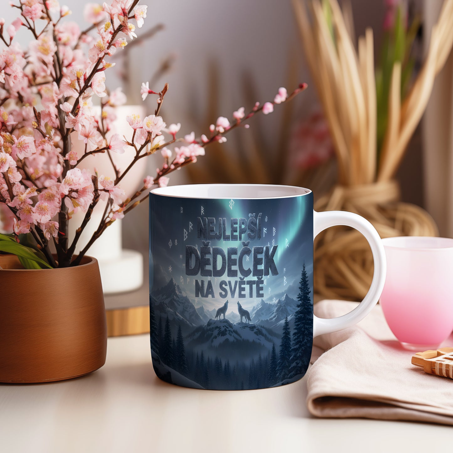 Hrnek s motivem vlků a hor, text NEJLEPŠÍ DĚDEČEK NA SVĚTĚ.