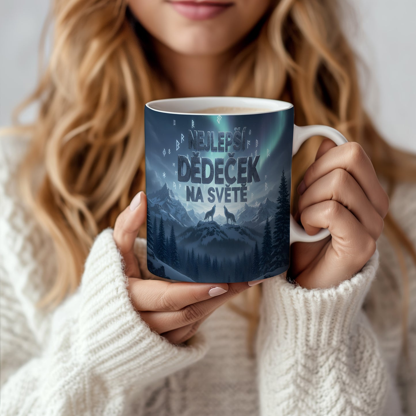 Hrnek s motivem vlků a hor, text NEJLEPŠÍ DĚDEČEK NA SVĚTĚ.