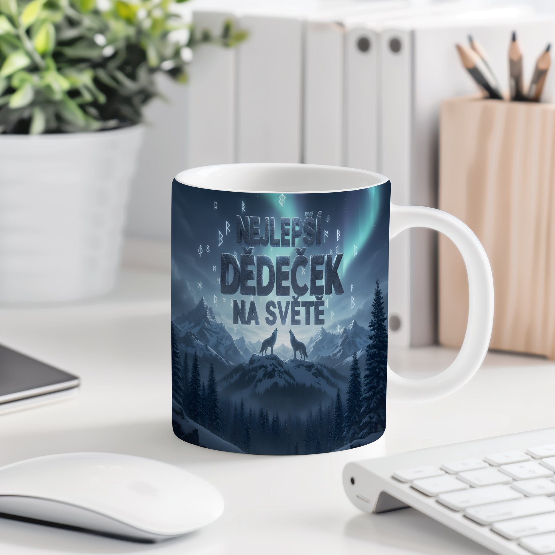 Hrnek s motivem vlků a hor, text NEJLEPŠÍ DĚDEČEK NA SVĚTĚ.