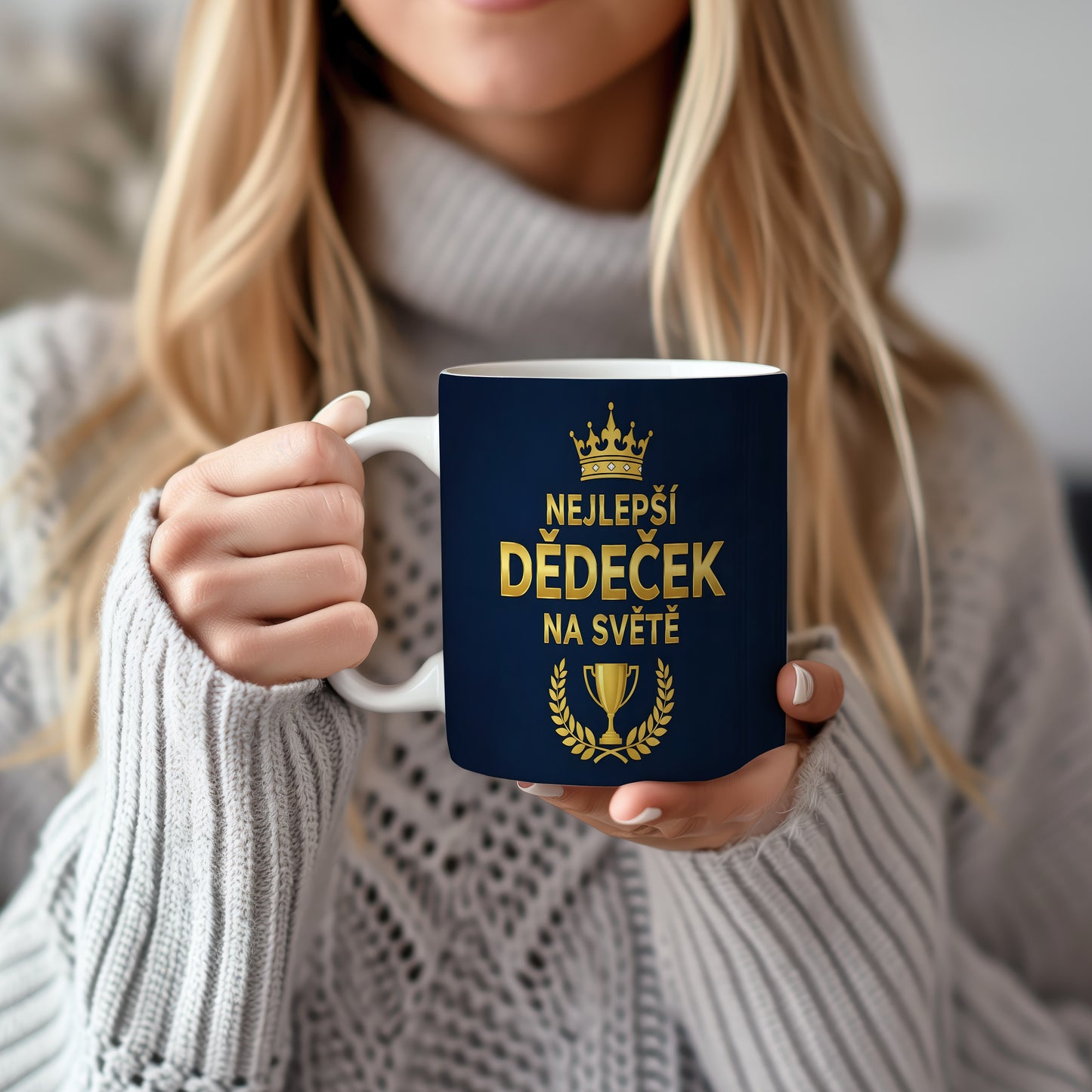 Tmavě modrý hrnek se zlatým nápisem NEJLEPŠÍ DĚDEČEK NA SVĚTĚ a motivem koruny.