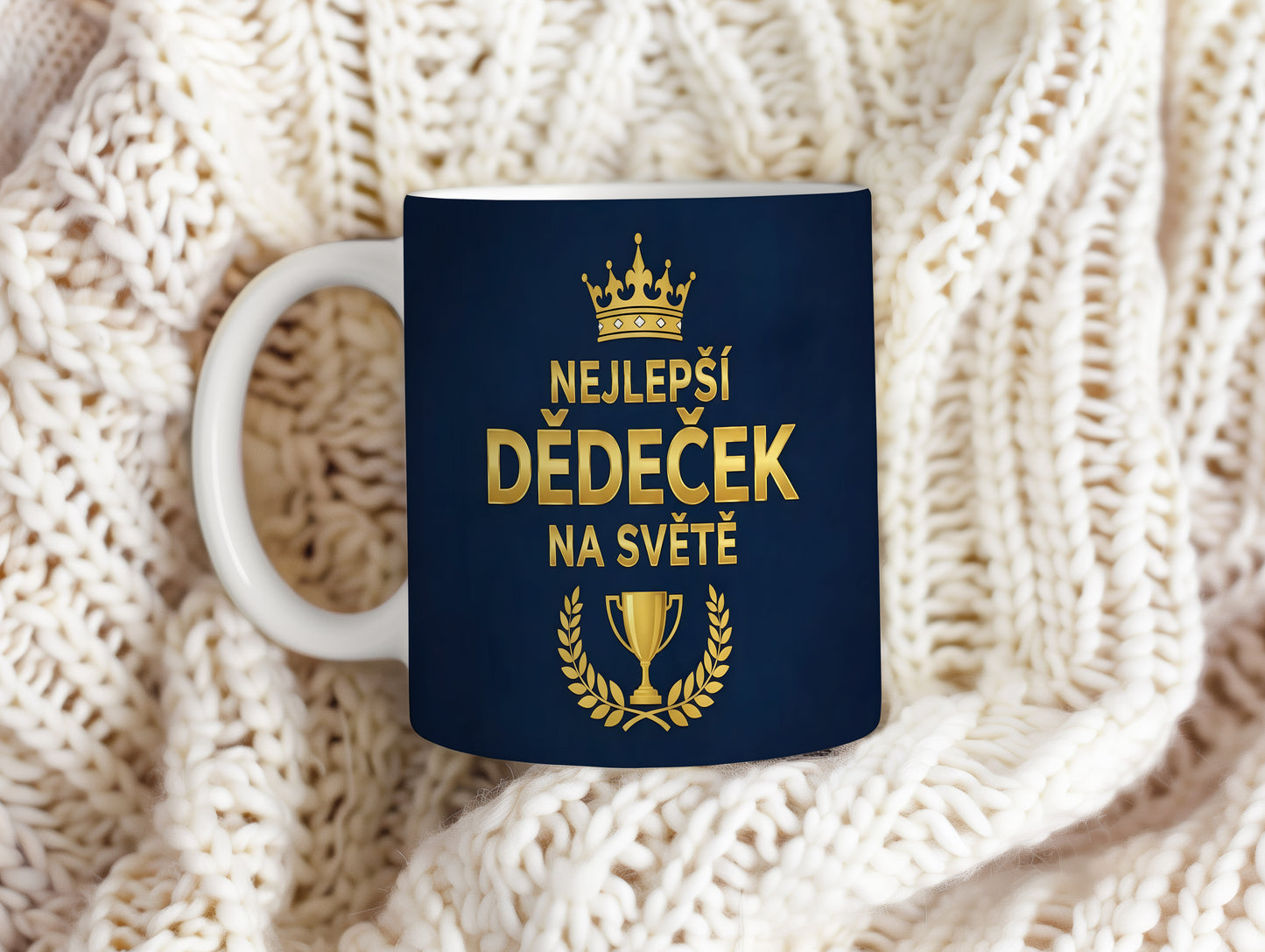 Tmavě modrý hrnek se zlatým nápisem NEJLEPŠÍ DĚDEČEK NA SVĚTĚ a motivem koruny.