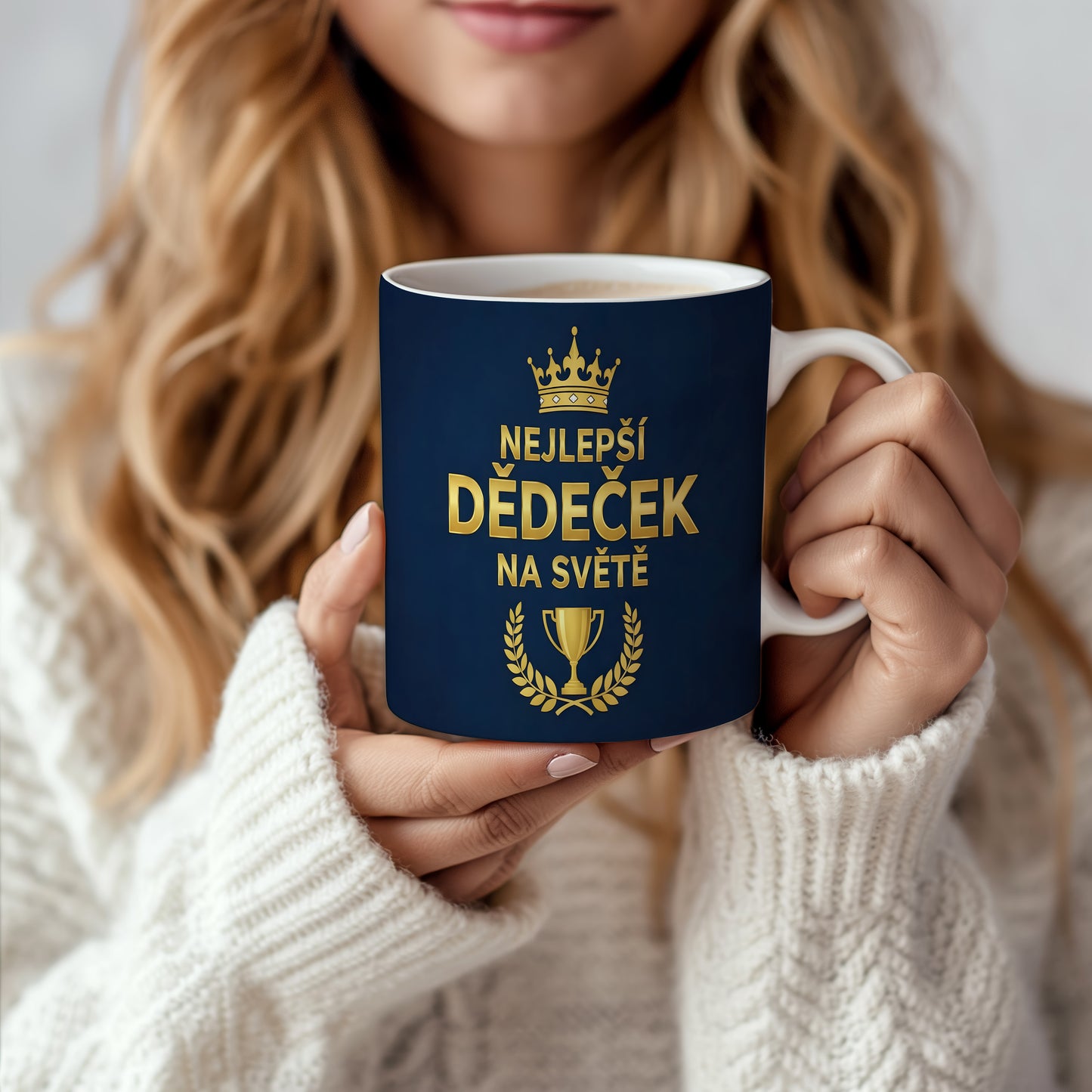 Tmavě modrý hrnek se zlatým nápisem NEJLEPŠÍ DĚDEČEK NA SVĚTĚ a motivem koruny.