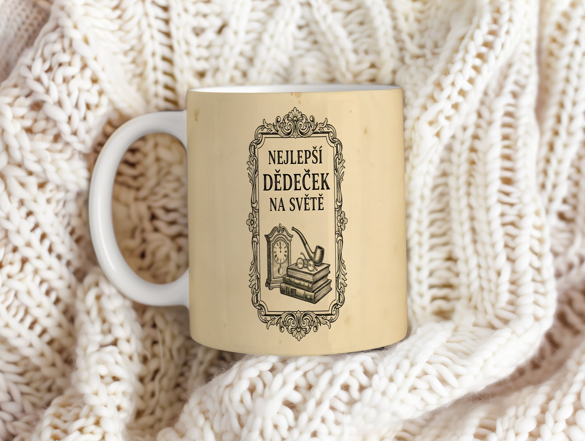 Béžový hrnek s vintage motivem a nápisem 'NEJLEPŠÍ DĚDEČEK NA SVĚTĚ'.