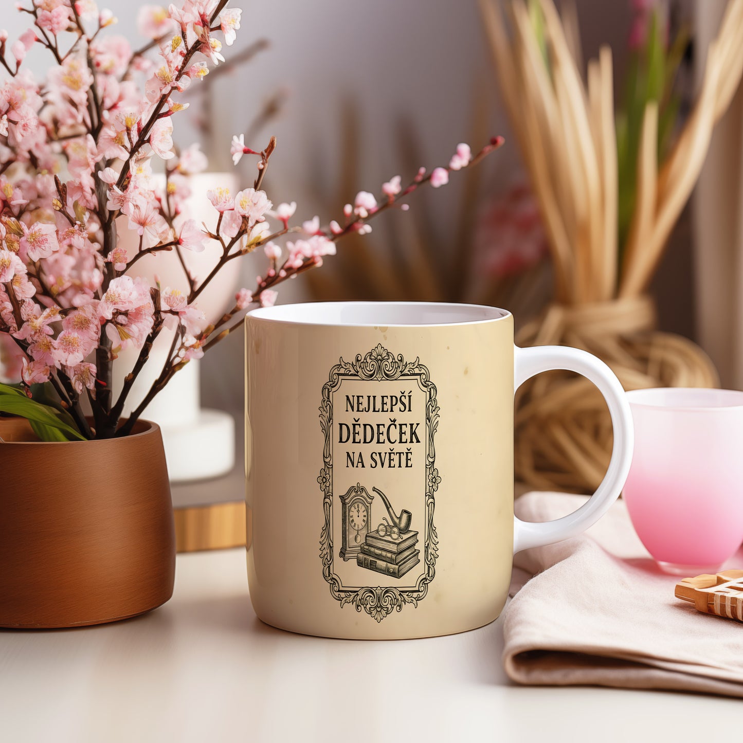 Béžový hrnek s vintage motivem a nápisem 'NEJLEPŠÍ DĚDEČEK NA SVĚTĚ'.