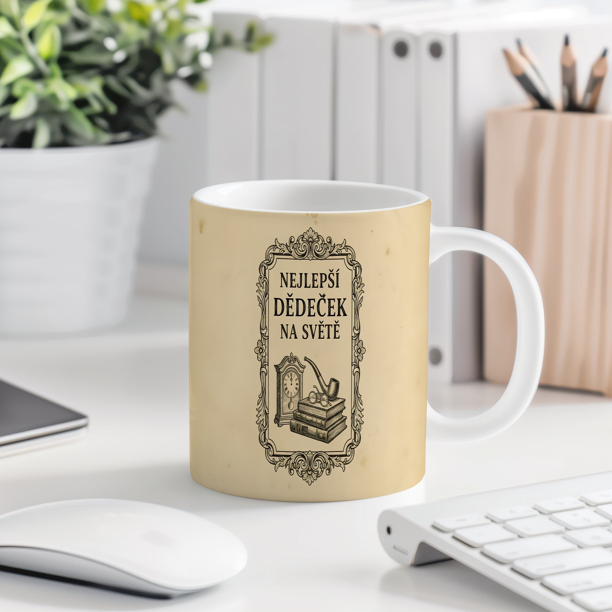 Béžový hrnek s vintage motivem a nápisem 'NEJLEPŠÍ DĚDEČEK NA SVĚTĚ'.