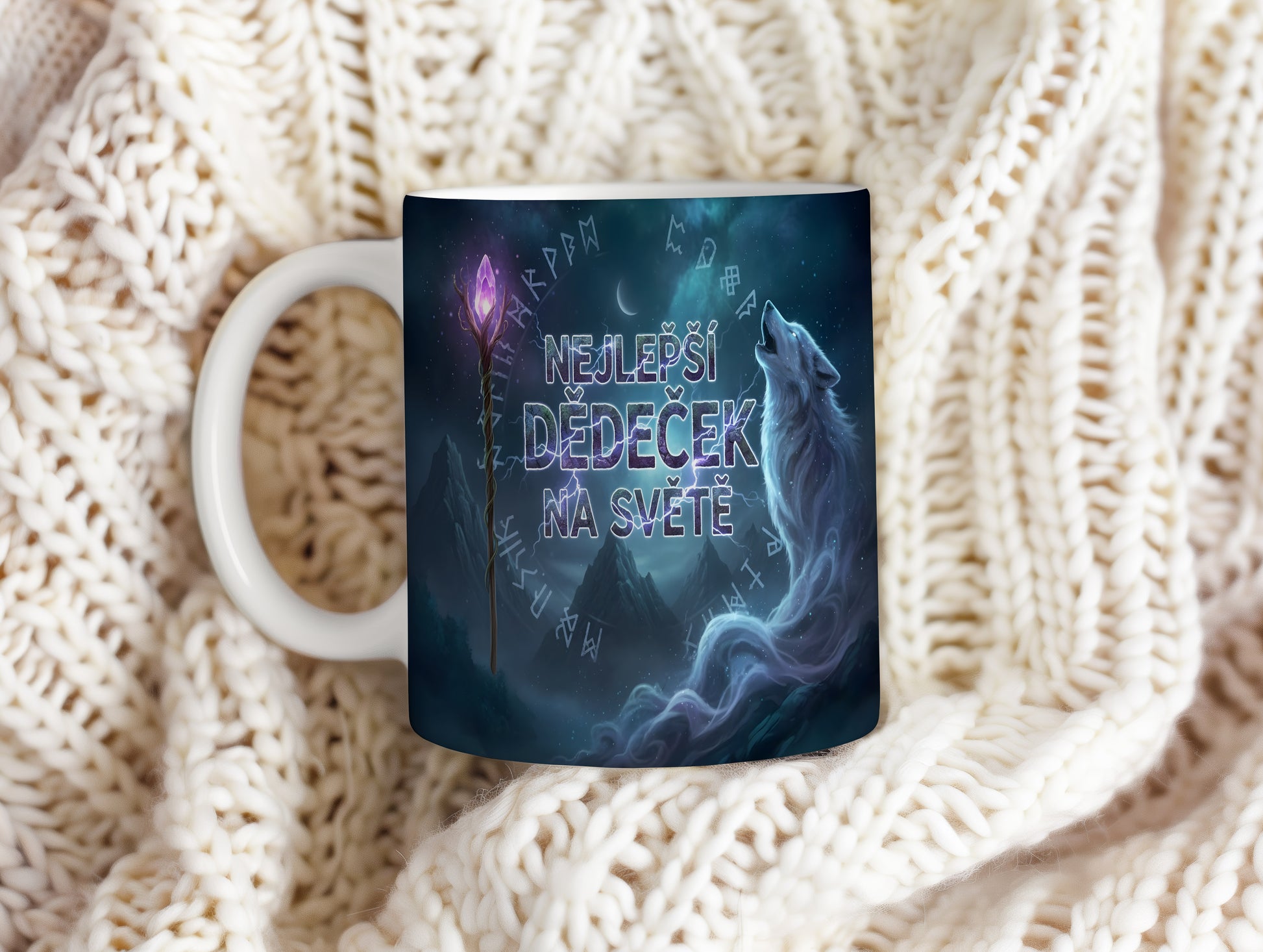 Hrnek s motivem vlka a nápisem NEJLEPŠÍ DĚDEČEK NA SVĚTĚ.