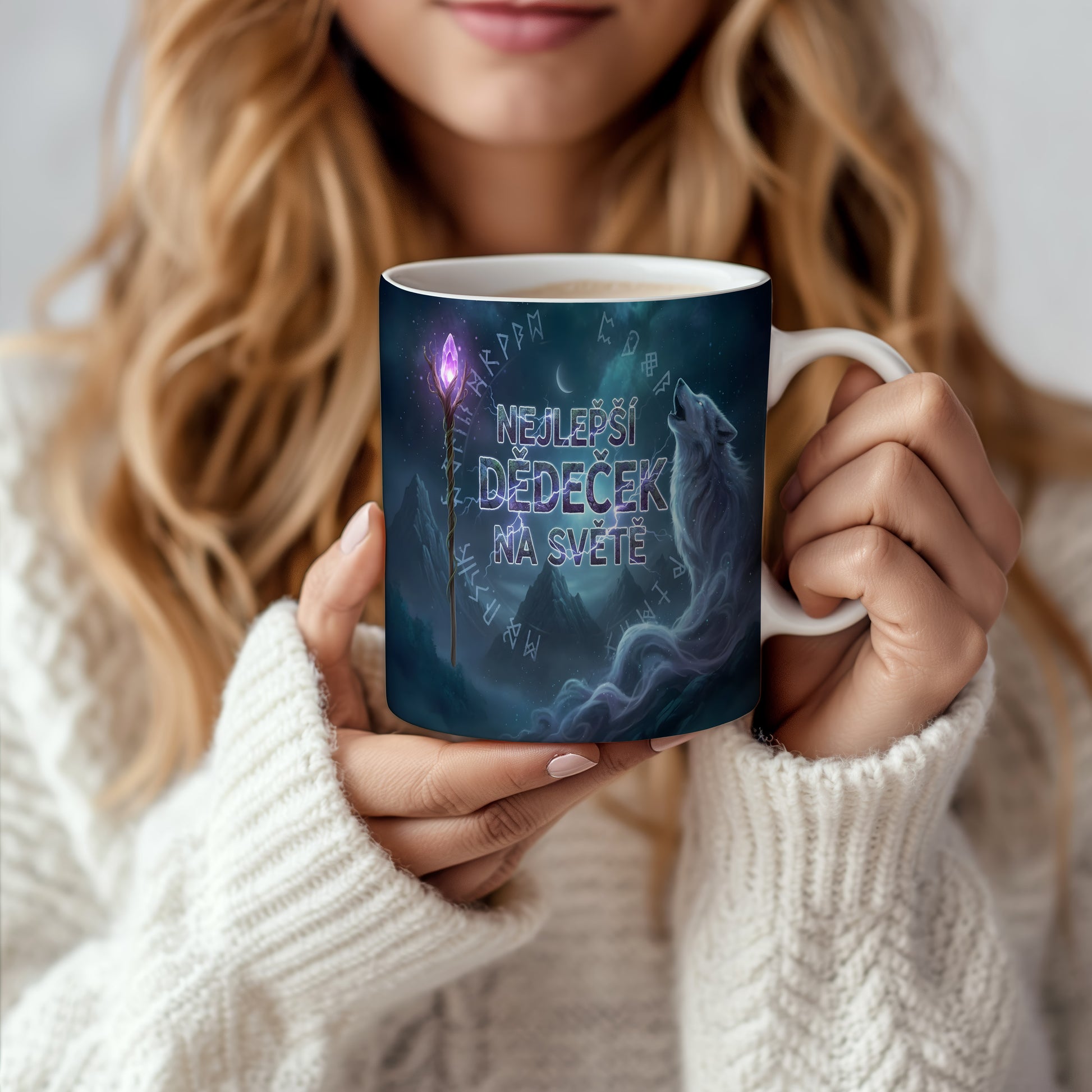 Hrnek s motivem vlka a nápisem NEJLEPŠÍ DĚDEČEK NA SVĚTĚ.