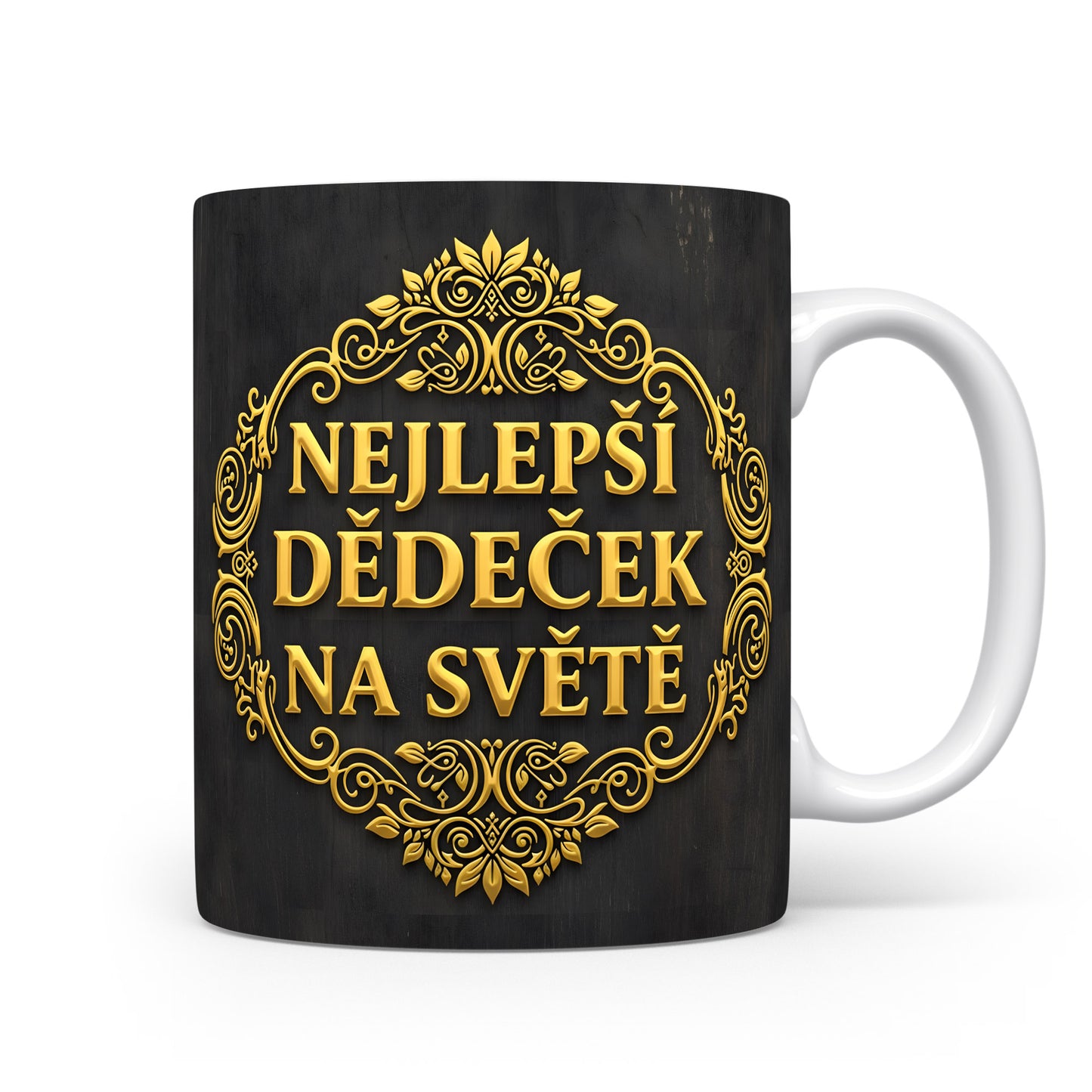 Černý hrnek se zlatými ornamenty a nápisem 'NEJLEPŠÍ DĚDEČEK NA SVĚTĚ'.