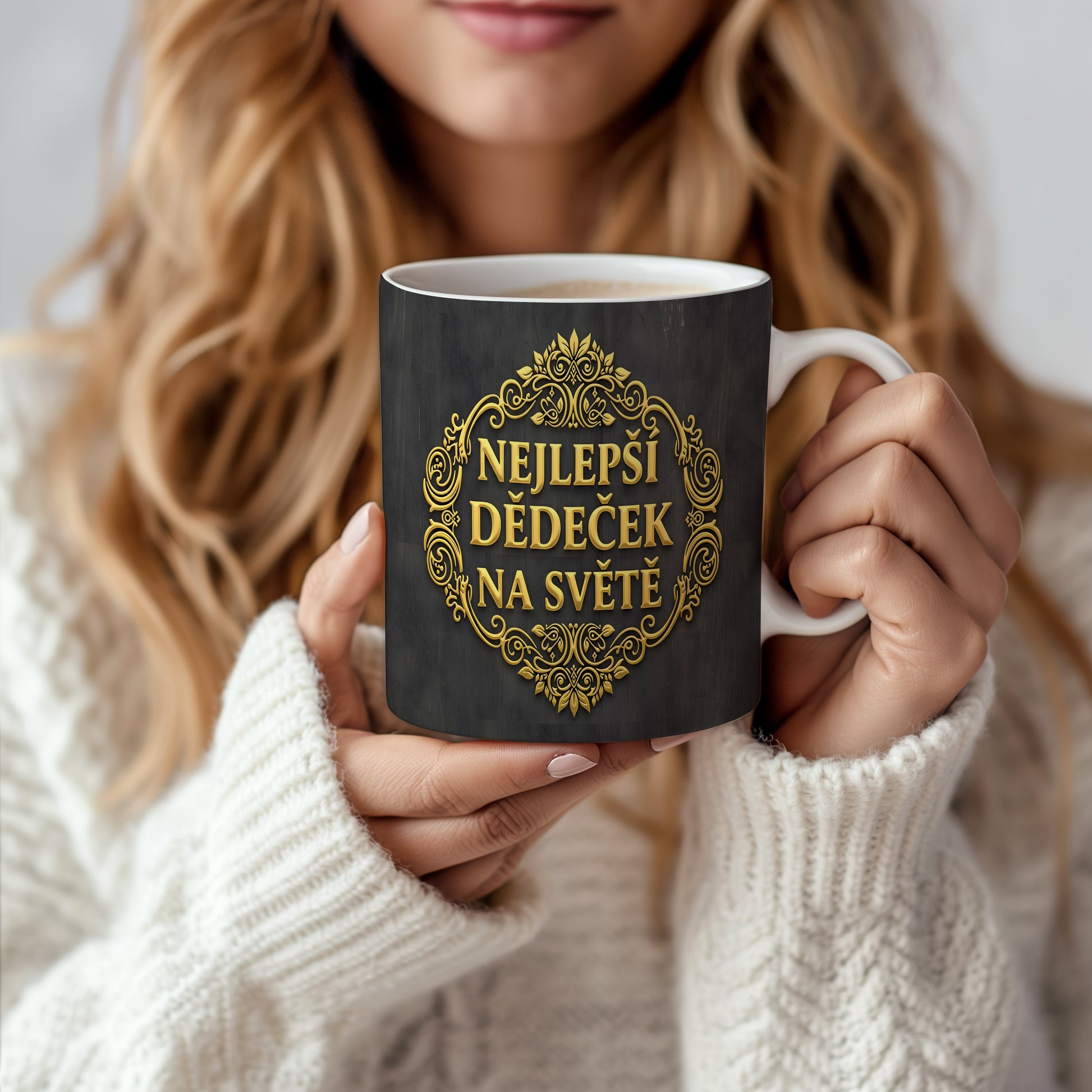Černý hrnek se zlatými ornamenty a nápisem 'NEJLEPŠÍ DĚDEČEK NA SVĚTĚ'.