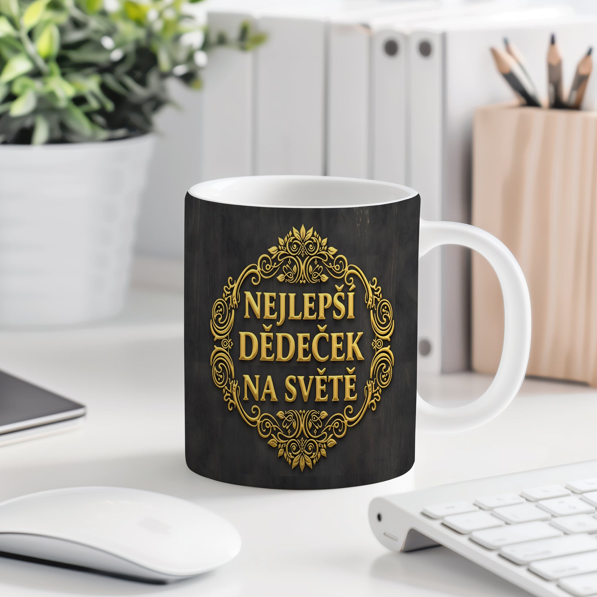 Černý hrnek se zlatými ornamenty a nápisem 'NEJLEPŠÍ DĚDEČEK NA SVĚTĚ'.