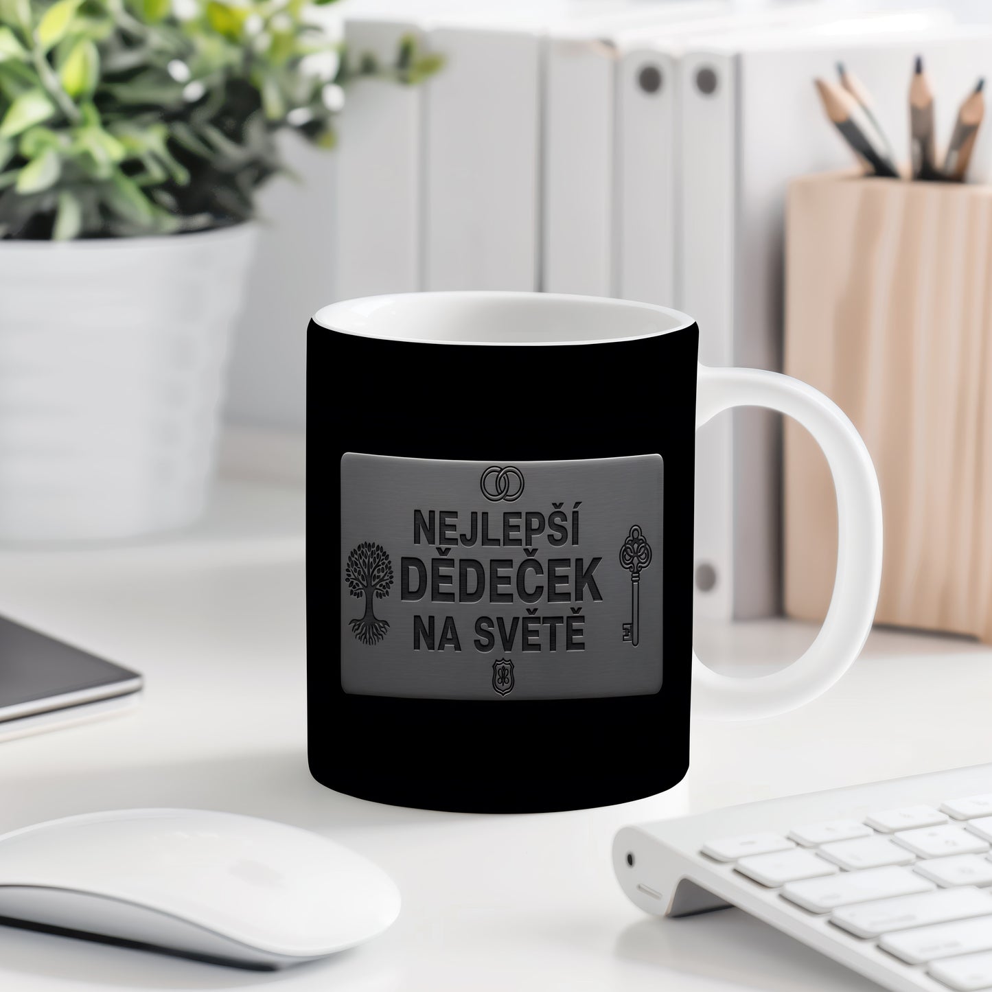 Černý hrnek s kovovým vzhledem a nápisem 'NEJLEPŠÍ DĚDEČEK NA SVĚTĚ'.