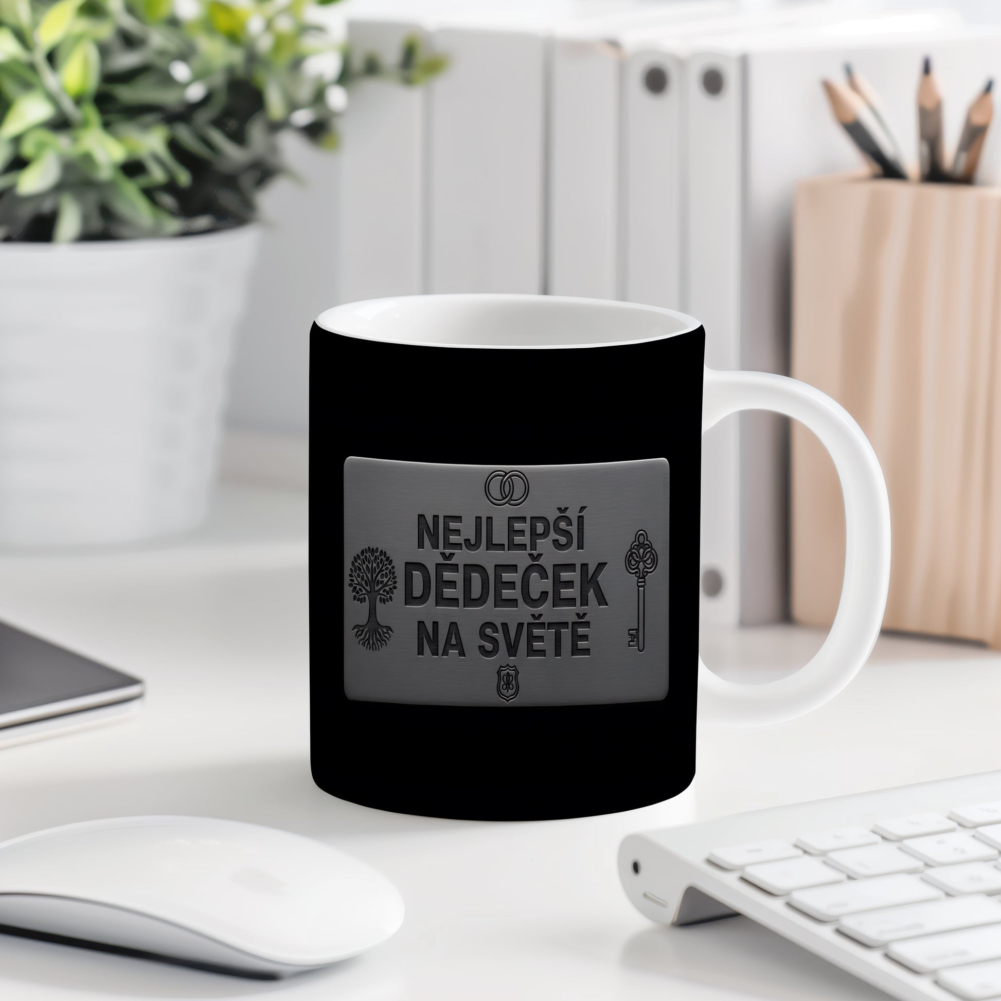 Černý hrnek s kovovým vzhledem a nápisem 'NEJLEPŠÍ DĚDEČEK NA SVĚTĚ'.