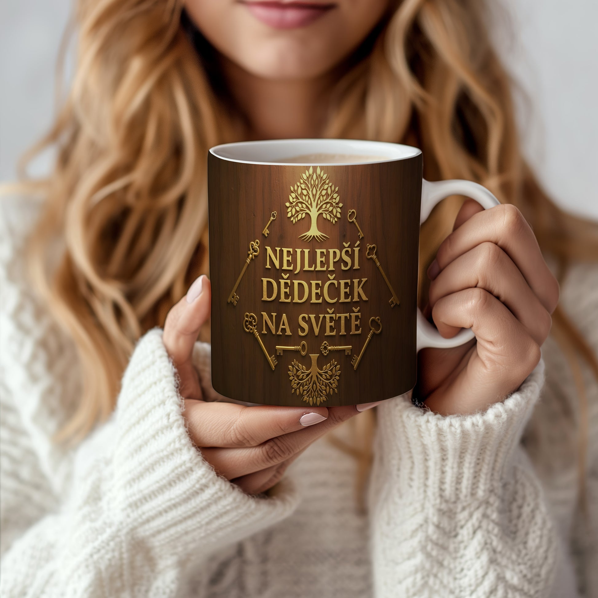Hrnek s nápisem 'NEJLEPŠÍ DĚDEČEK NA SVĚTĚ' na dřevěném pozadí se zlatými klíči.