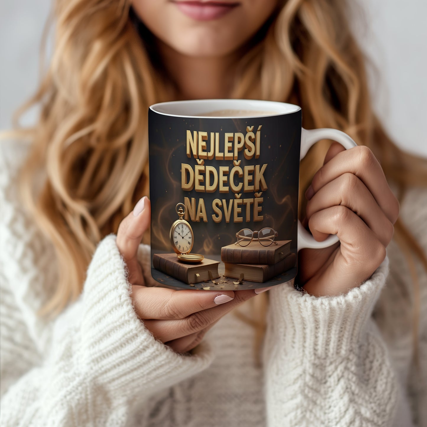 Hrnek s nápisem NEJLEPŠÍ DĚDEČEK NA SVĚTĚ a vintage motivy.