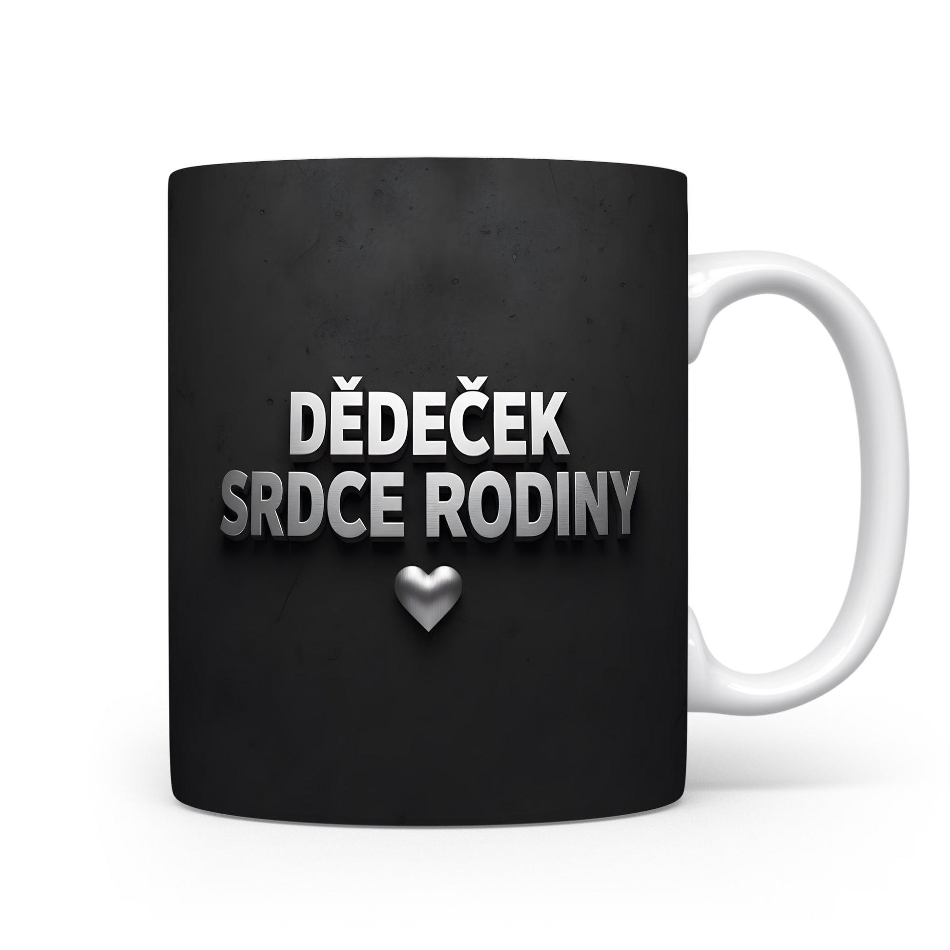 Černý hrnek s nápisem 'DĚDEČEK SRDCE RODINY' a stříbrným srdcem.