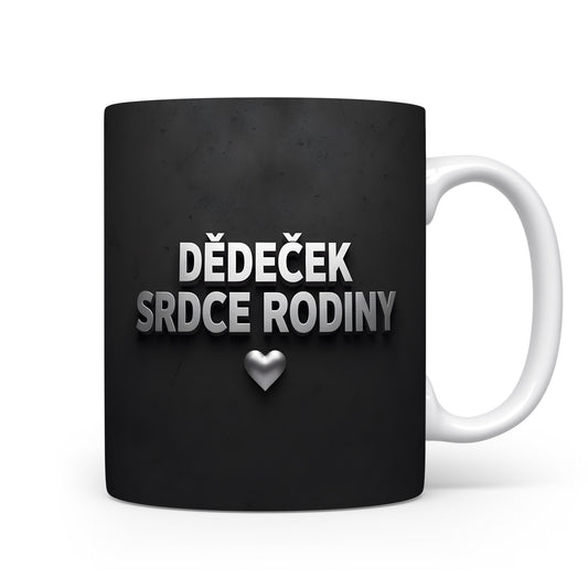 Černý hrnek s nápisem 'DĚDEČEK SRDCE RODINY' a stříbrným srdcem.