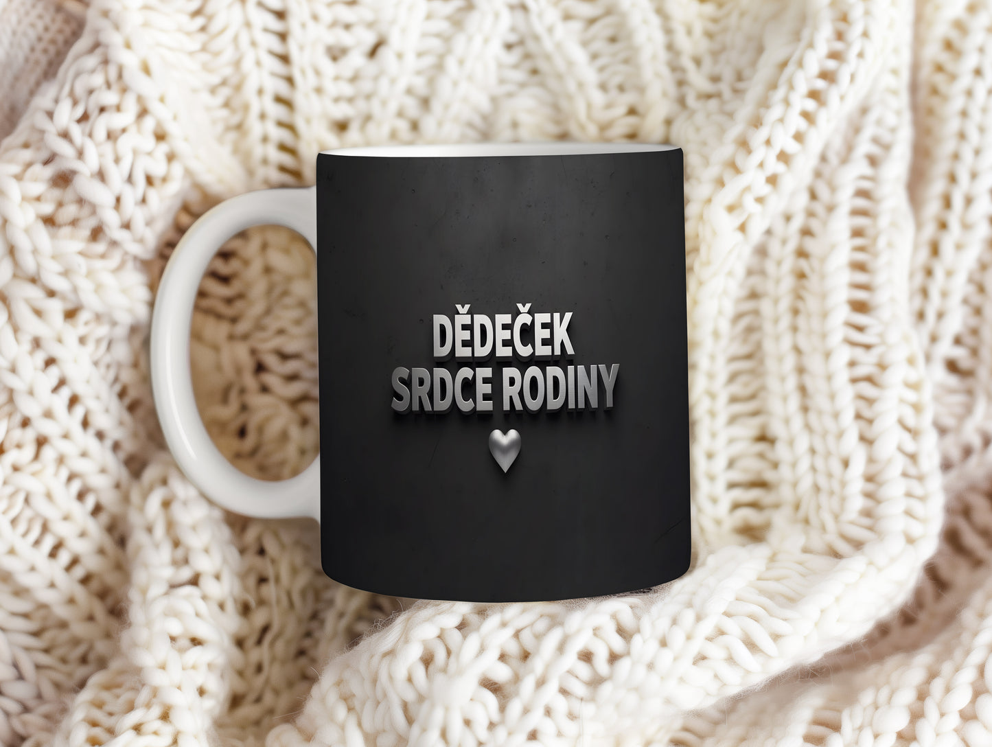 Černý hrnek s nápisem 'DĚDEČEK SRDCE RODINY' a stříbrným srdcem.