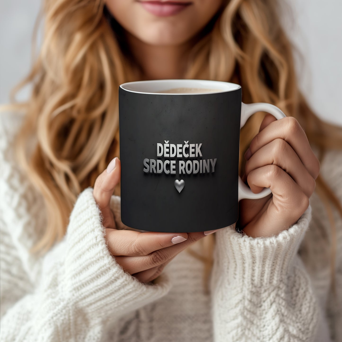 Černý hrnek s nápisem 'DĚDEČEK SRDCE RODINY' a stříbrným srdcem.