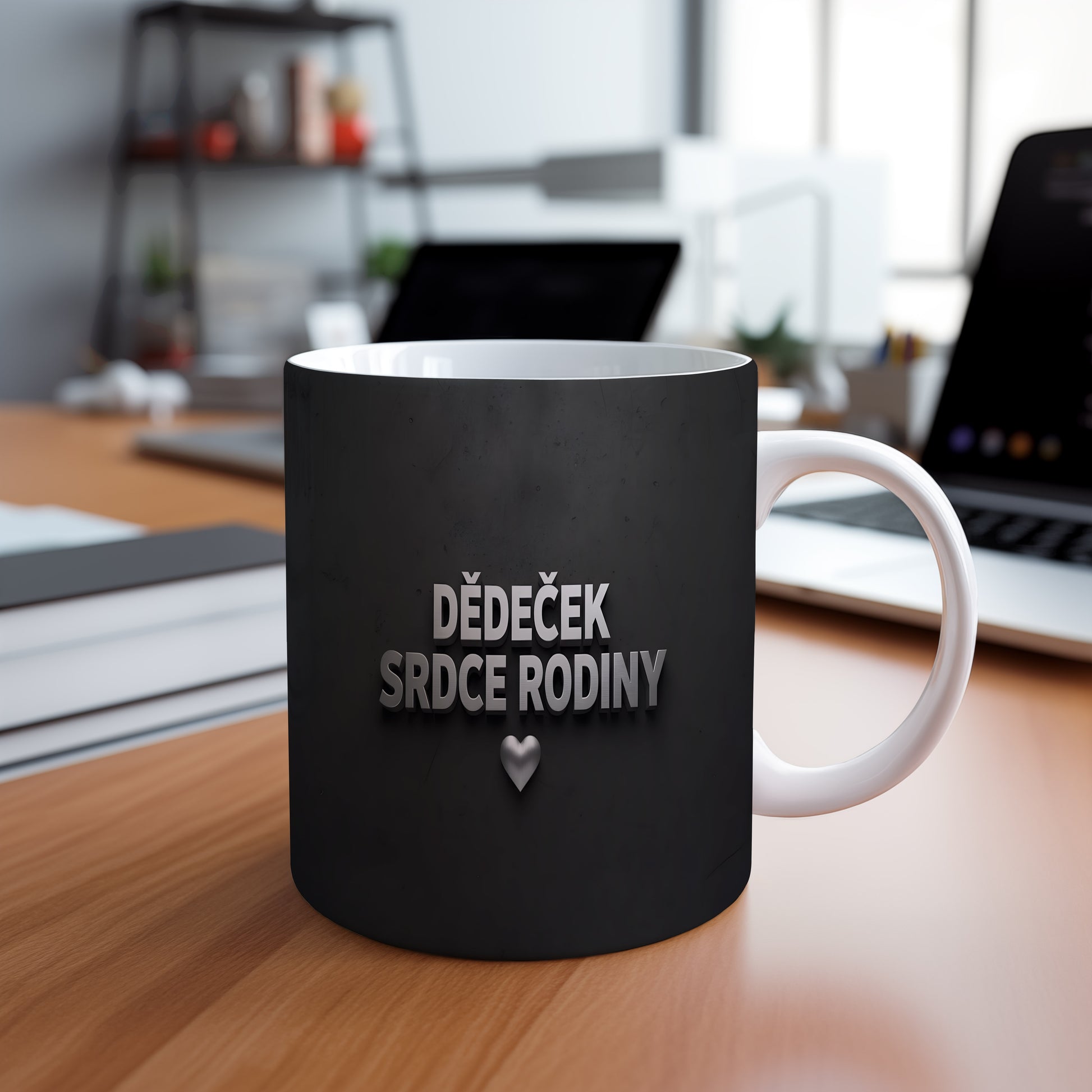 Černý hrnek s nápisem 'DĚDEČEK SRDCE RODINY' a stříbrným srdcem.