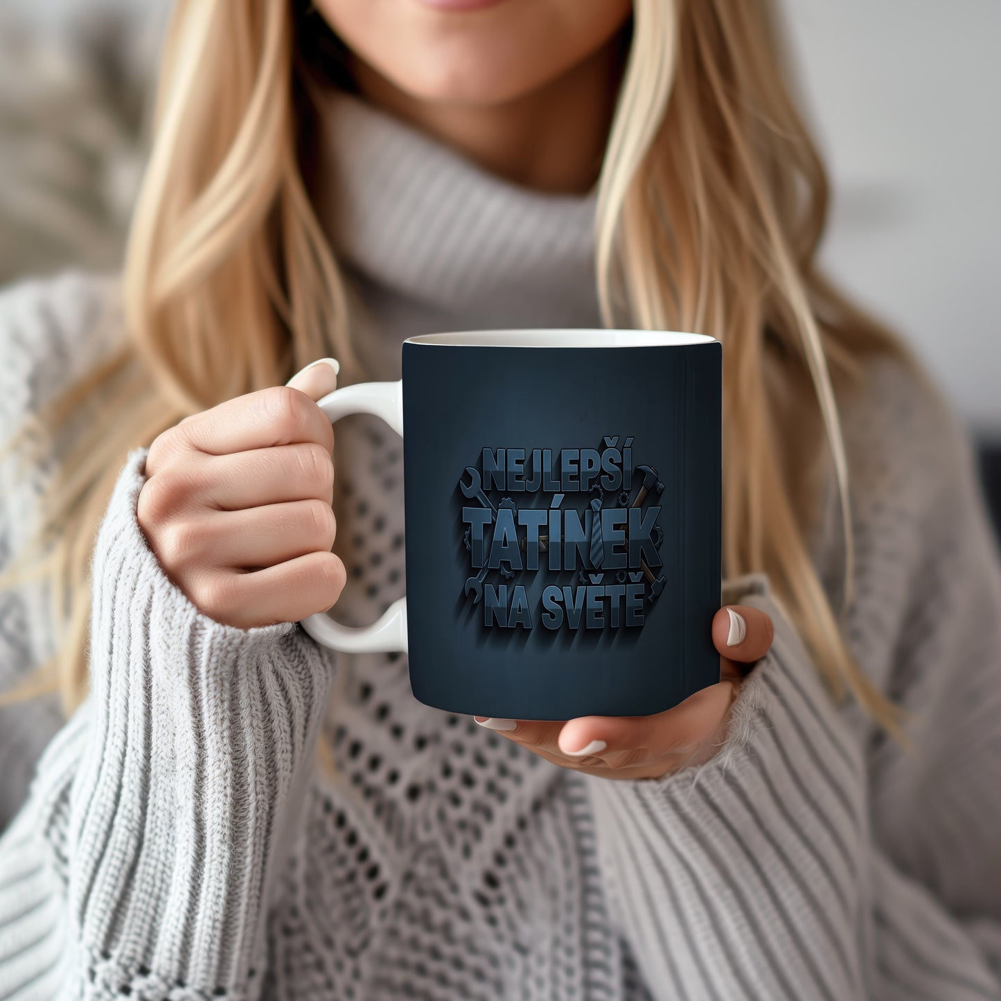 Tmavě modrý hrnek s nápisem NEJLEPŠÍ TATÍNEK NA SVĚTĚ a motivem nástrojů.