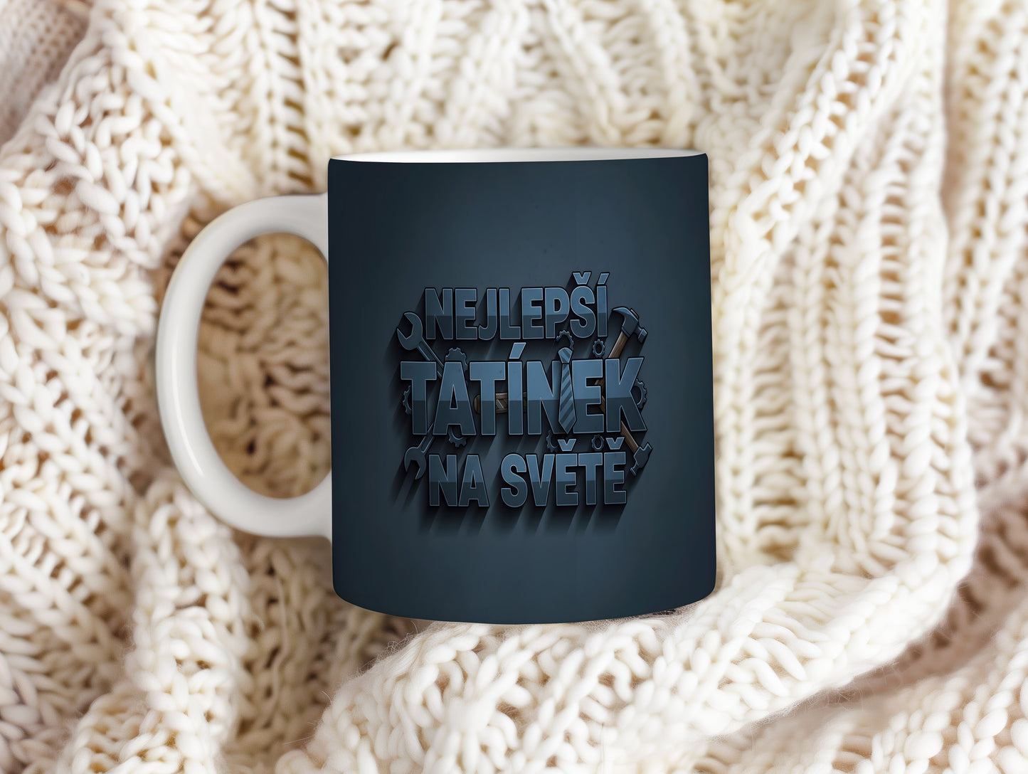 Tmavě modrý hrnek s nápisem NEJLEPŠÍ TATÍNEK NA SVĚTĚ a motivem nástrojů.