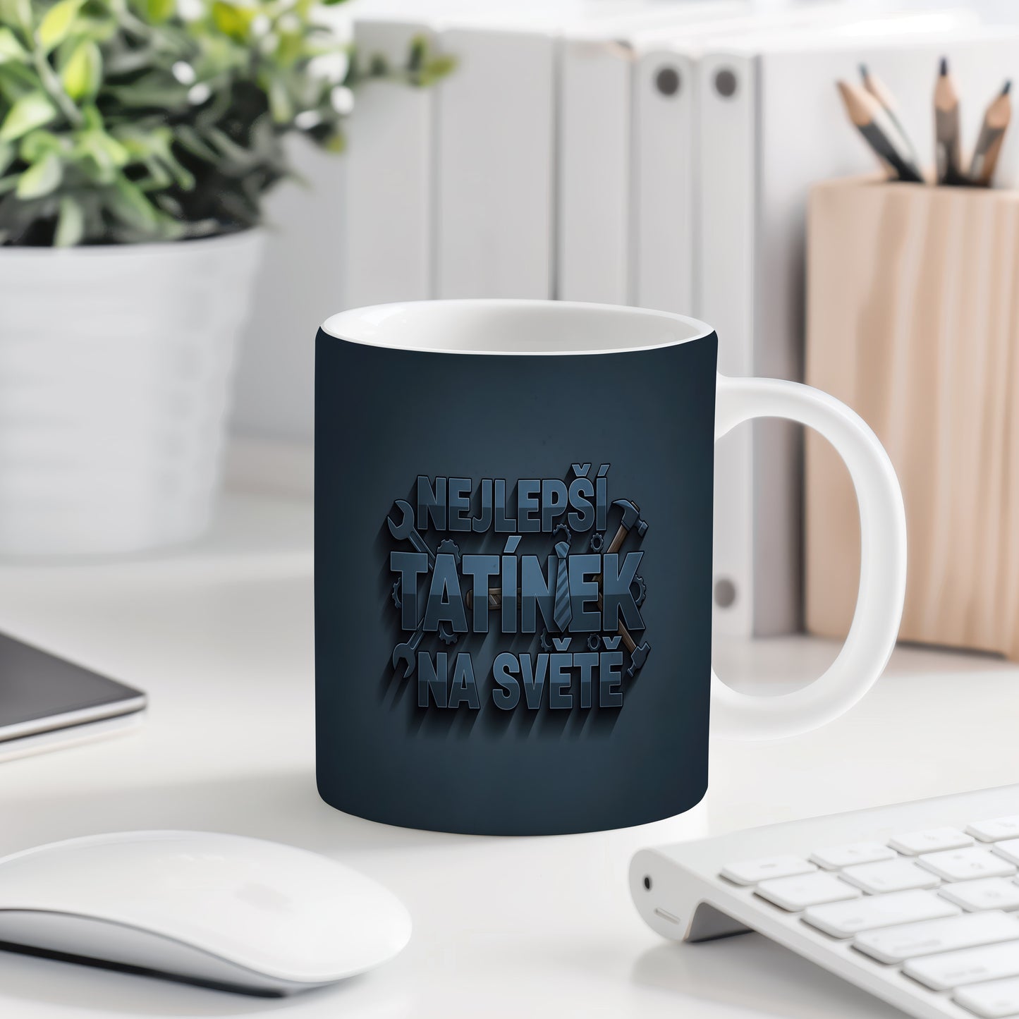 Tmavě modrý hrnek s nápisem NEJLEPŠÍ TATÍNEK NA SVĚTĚ a motivem nástrojů.