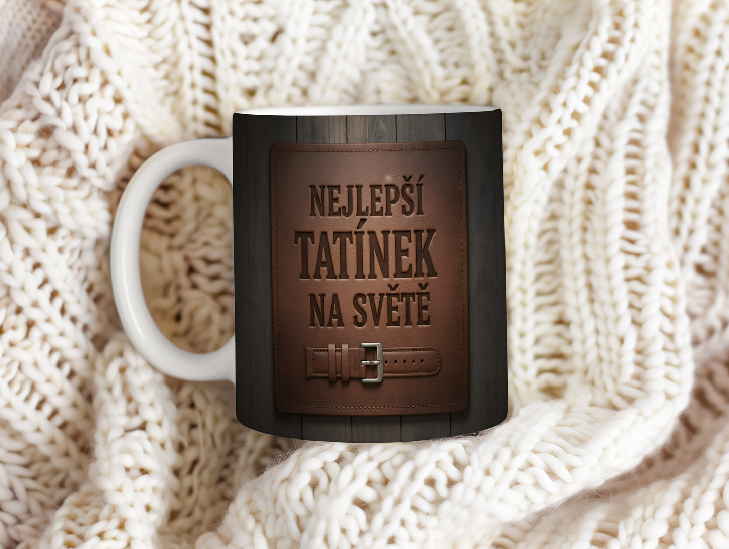 Hrnek s nápisem 'NEJLEPŠÍ TATÍNEK NA SVĚTĚ' v rustikálním designu s páskem.