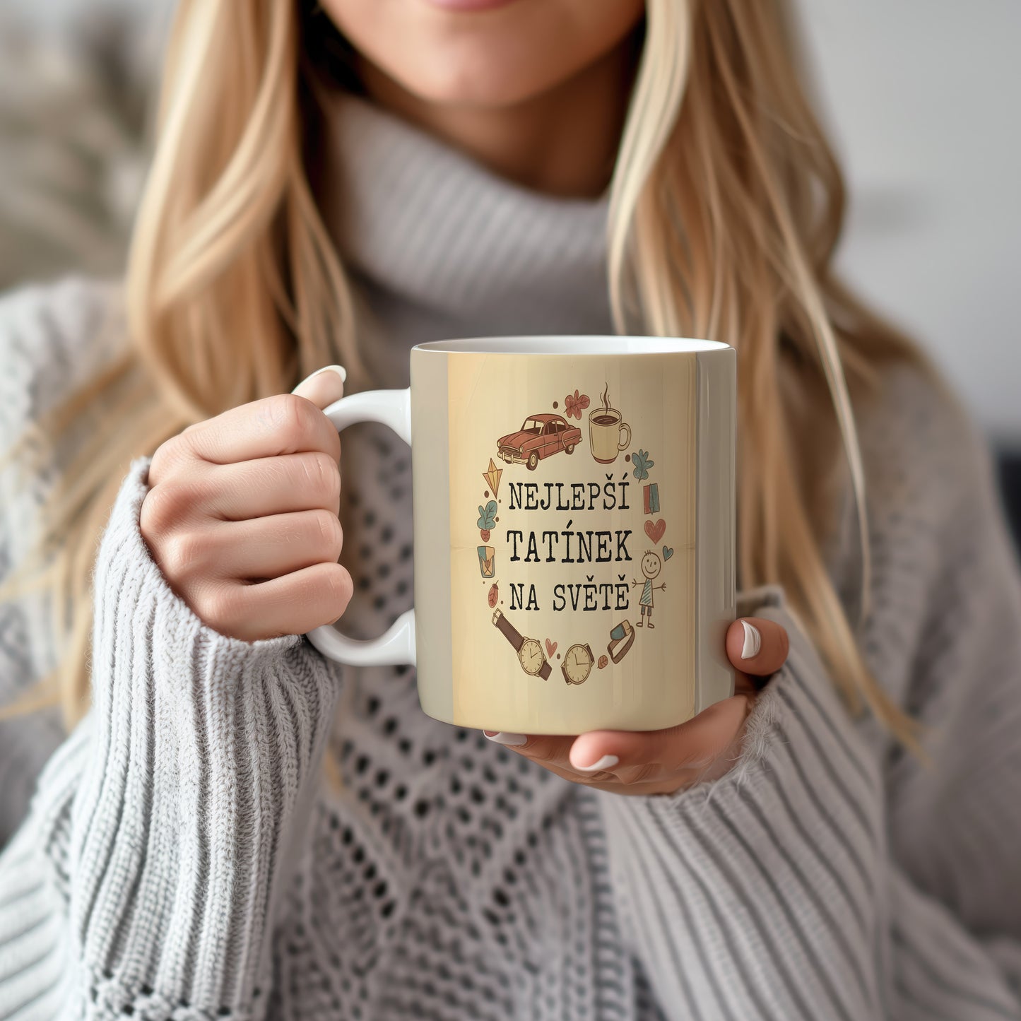 Béžový hrnek s motivem auta, hodinek a nápisem NEJLEPŠÍ TATÍNEK NA SVĚTĚ.