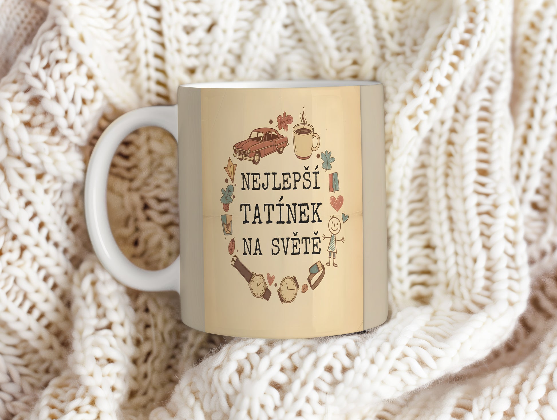 Béžový hrnek s motivem auta, hodinek a nápisem NEJLEPŠÍ TATÍNEK NA SVĚTĚ.