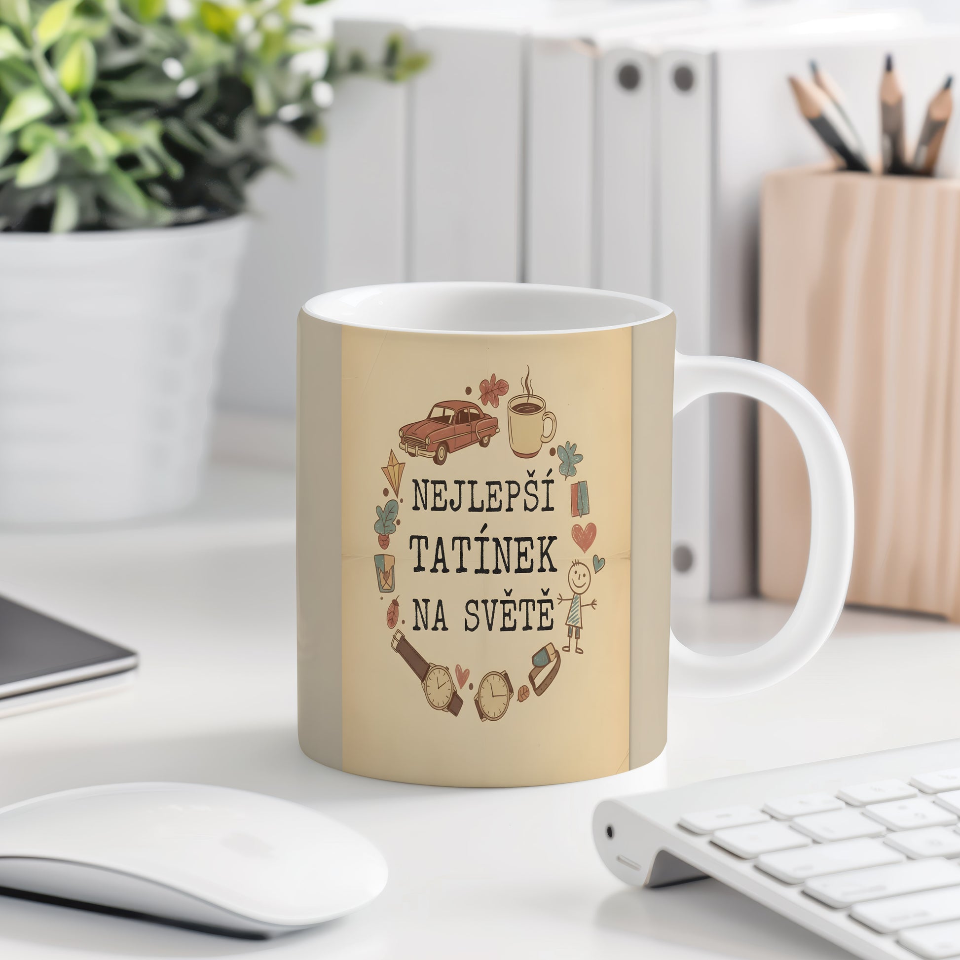 Béžový hrnek s motivem auta, hodinek a nápisem NEJLEPŠÍ TATÍNEK NA SVĚTĚ.