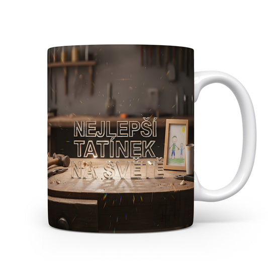 Hrnek s nápisem NEJLEPŠÍ TATÍNEK NA SVĚTĚ na dřevěném pozadí.