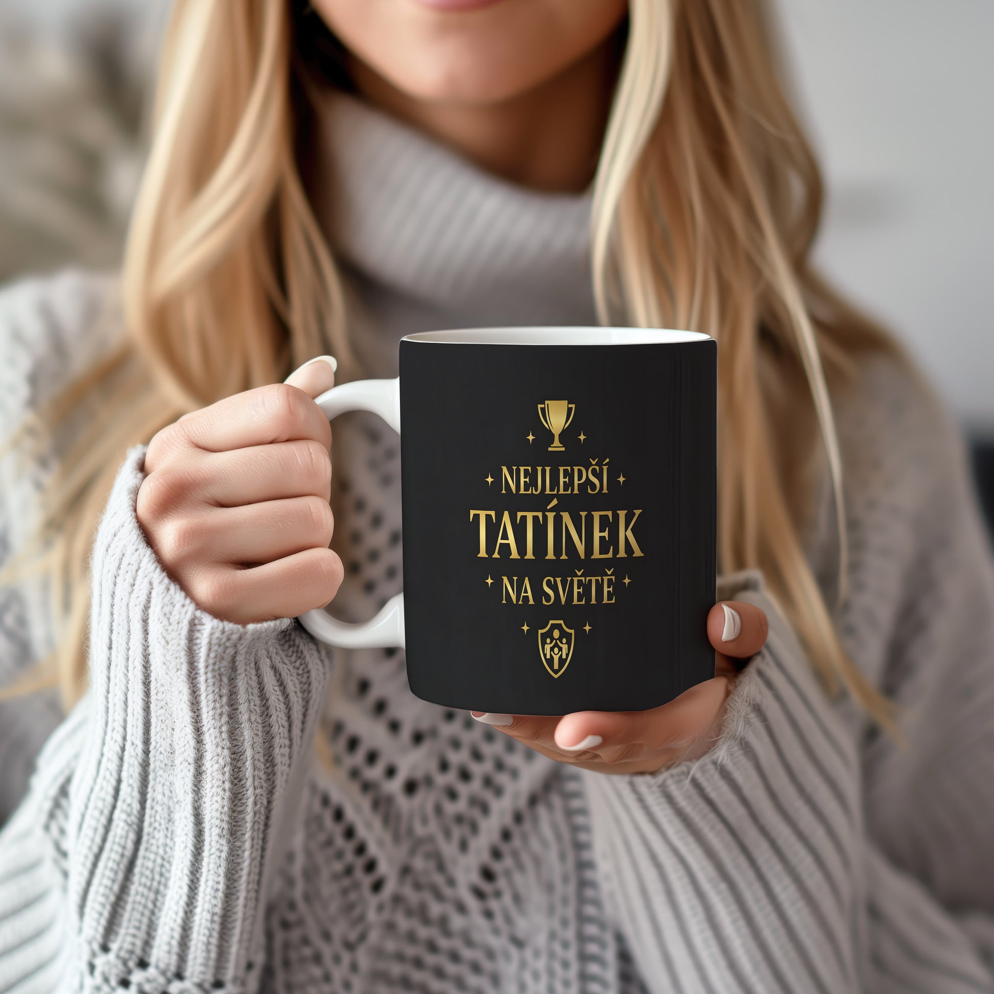 Černý hrnek se zlatým nápisem 'NEJLEPŠÍ TATÍNEK NA SVĚTĚ' a trofejí.