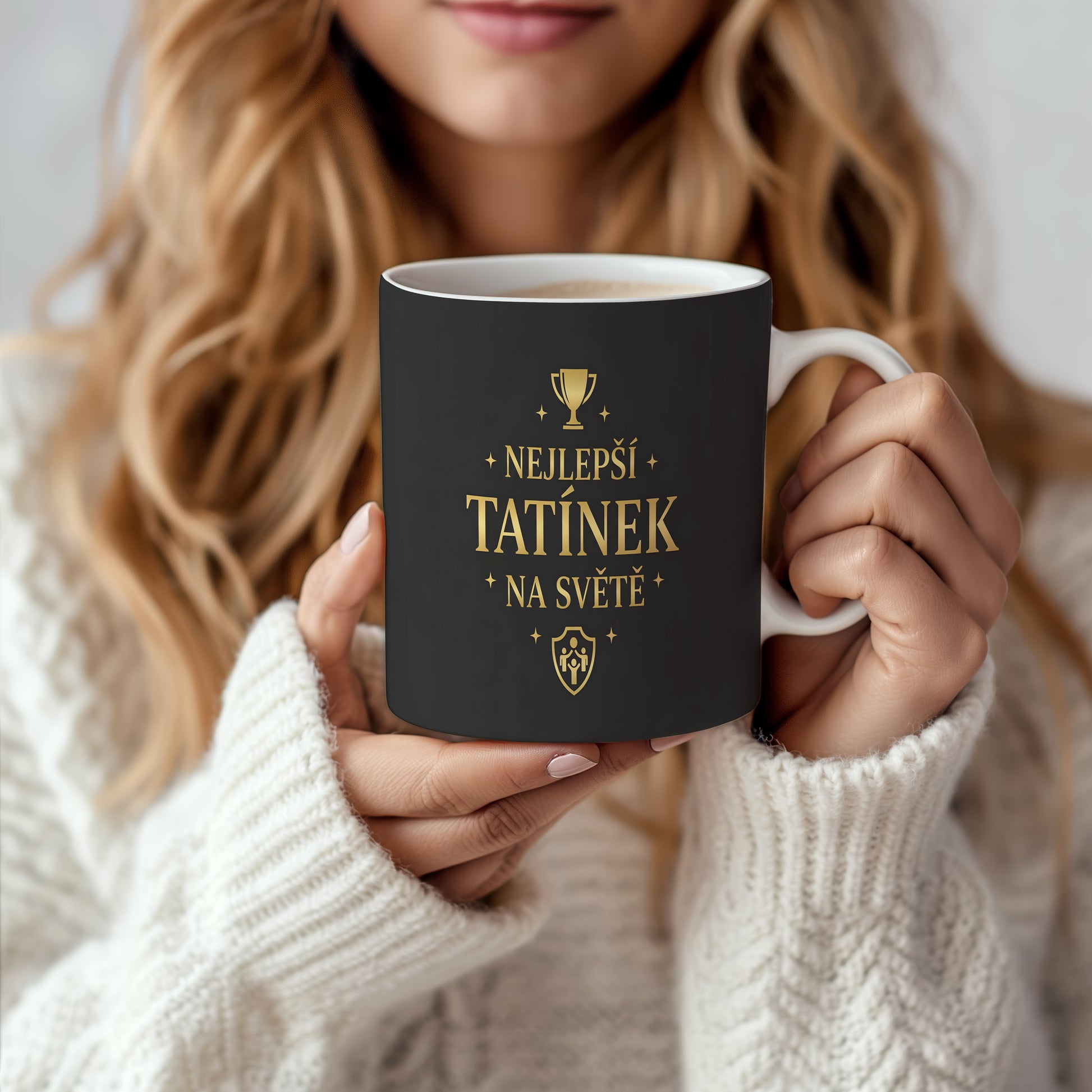 Černý hrnek se zlatým nápisem 'NEJLEPŠÍ TATÍNEK NA SVĚTĚ' a trofejí.