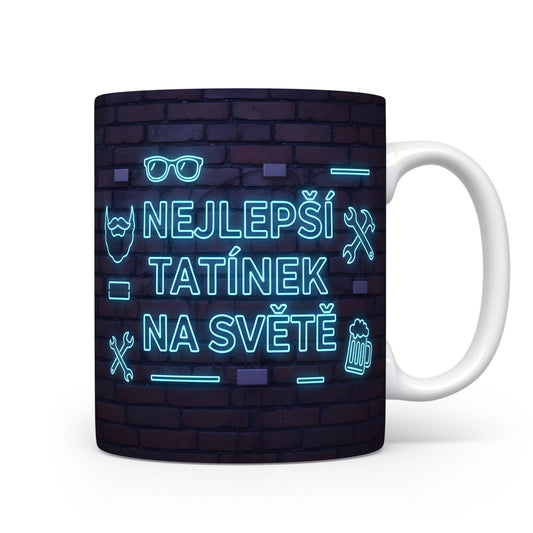 Hrnek s neonovým nápisem 'NEJLEPŠÍ TATÍNEK NA SVĚTĚ' na cihlovém pozadí.