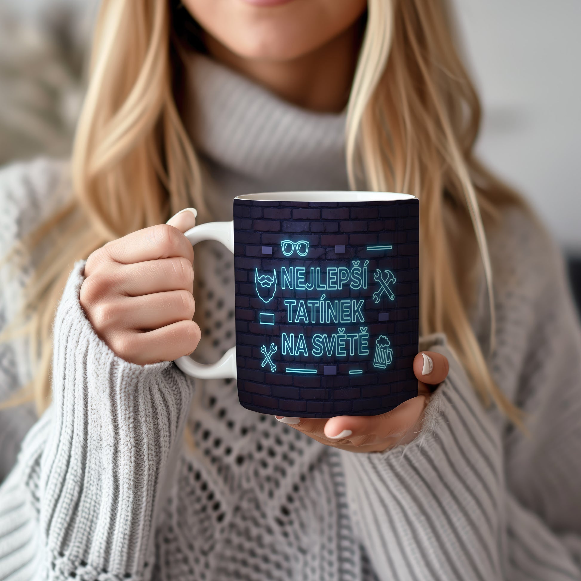 Hrnek s neonovým nápisem 'NEJLEPŠÍ TATÍNEK NA SVĚTĚ' na cihlovém pozadí.