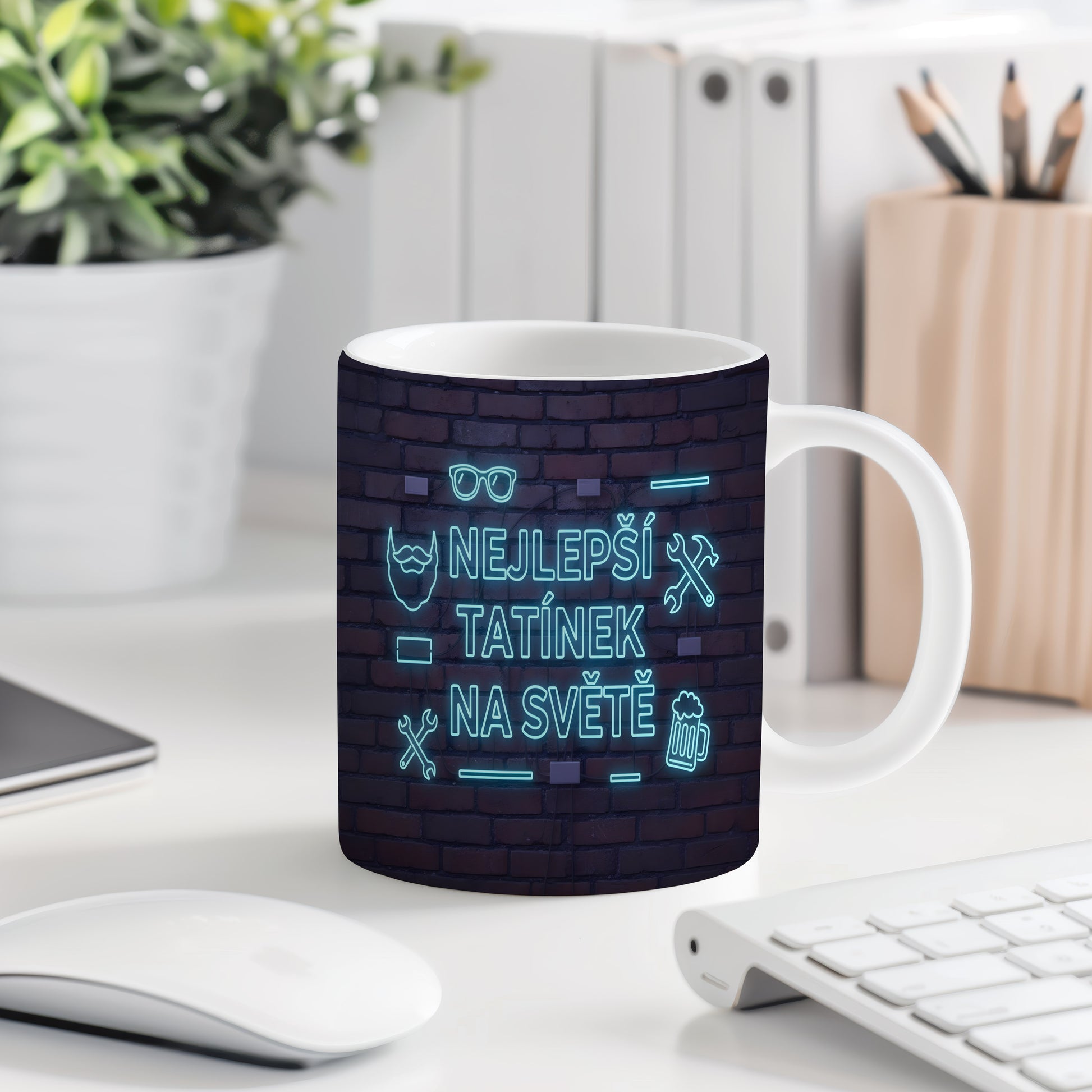 Hrnek s neonovým nápisem 'NEJLEPŠÍ TATÍNEK NA SVĚTĚ' na cihlovém pozadí.