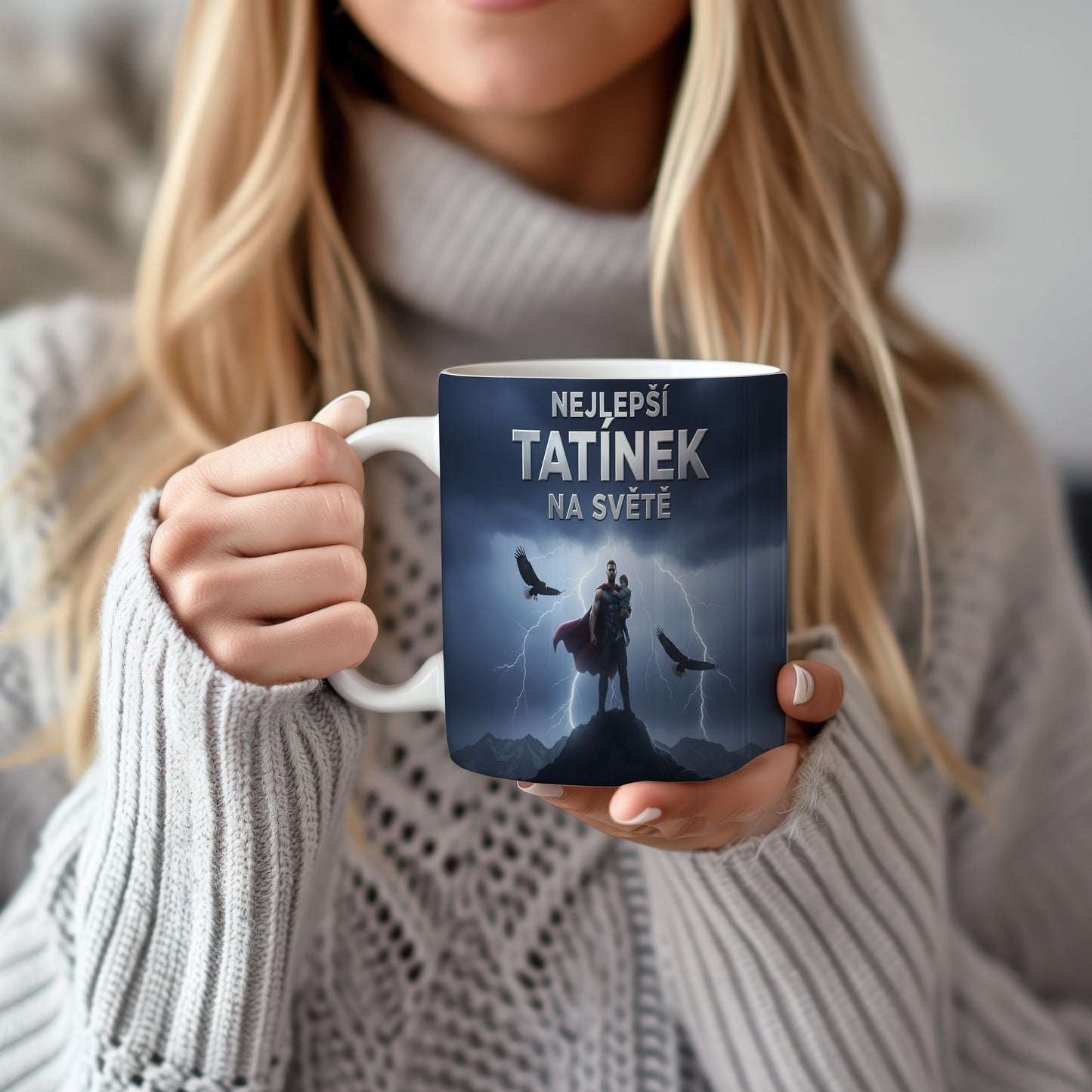 Hrnek s motivem superhrdiny a nápisem NEJLEPŠÍ TATÍNEK NA SVĚTĚ.