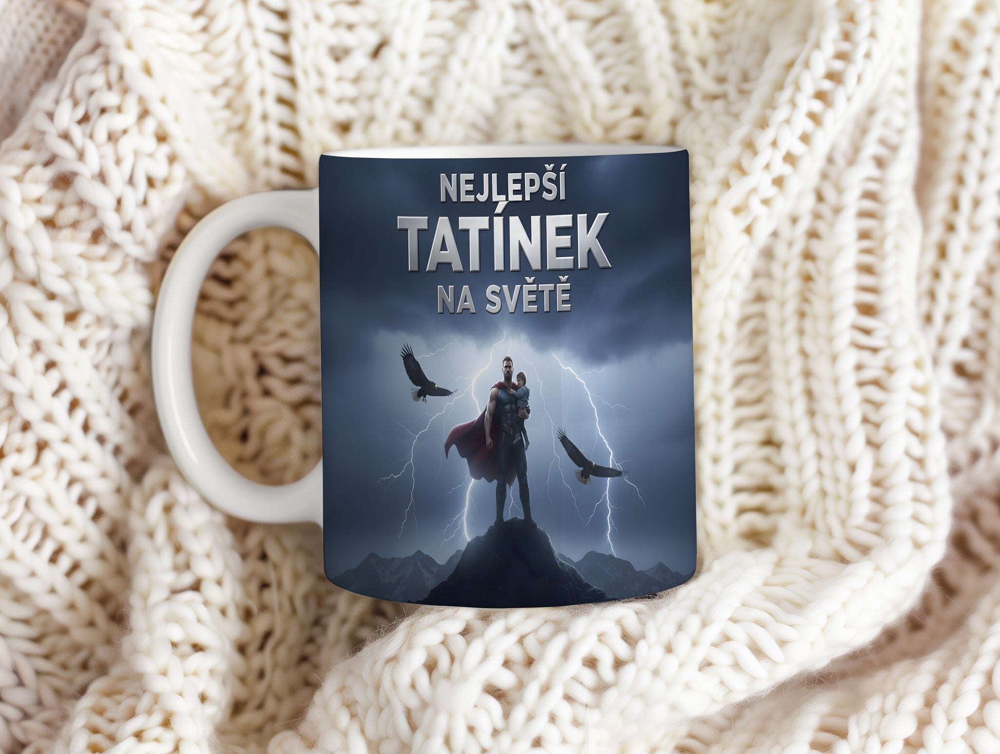 Hrnek s motivem superhrdiny a nápisem NEJLEPŠÍ TATÍNEK NA SVĚTĚ.