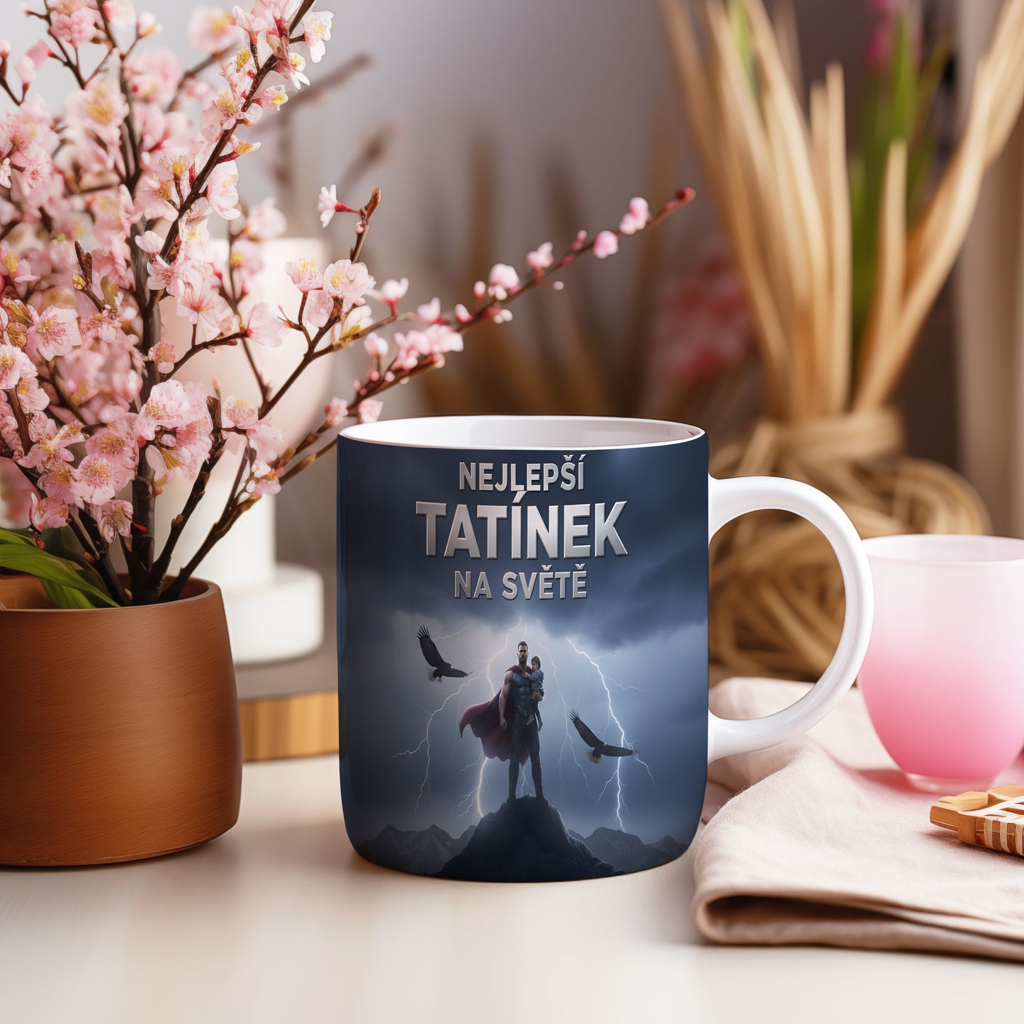 Hrnek s motivem superhrdiny a nápisem NEJLEPŠÍ TATÍNEK NA SVĚTĚ.