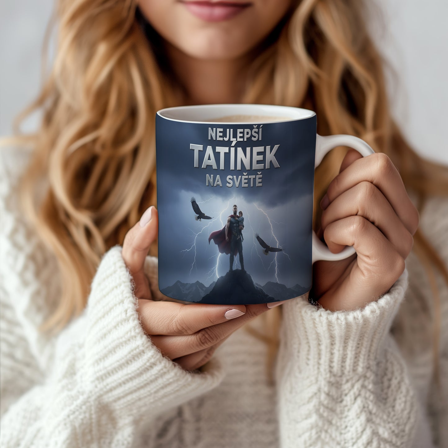 Hrnek s motivem superhrdiny a nápisem NEJLEPŠÍ TATÍNEK NA SVĚTĚ.