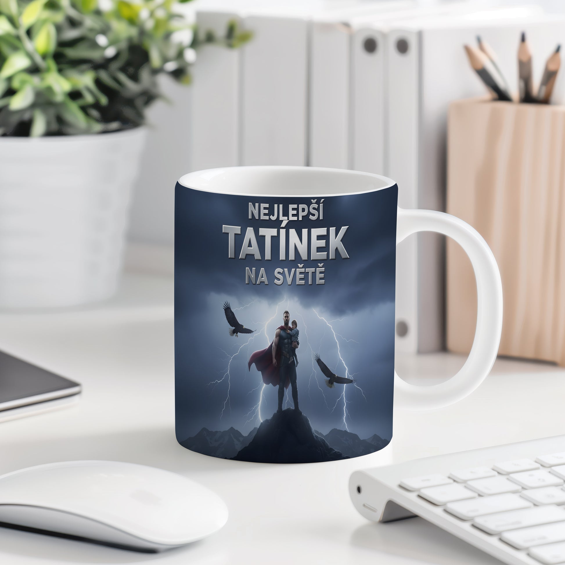 Hrnek s motivem superhrdiny a nápisem NEJLEPŠÍ TATÍNEK NA SVĚTĚ.