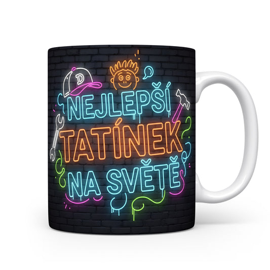 Hrnek s neonovým nápisem NEJLEPŠÍ TATÍNEK NA SVĚTĚ na cihlovém pozadí.