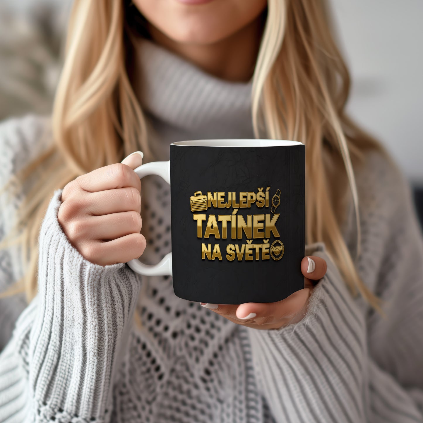 Černý hrnek se zlatým nápisem 'NEJLEPŠÍ TATÍNEK NA SVĚTĚ' a ikonami hodinek a kufříku.