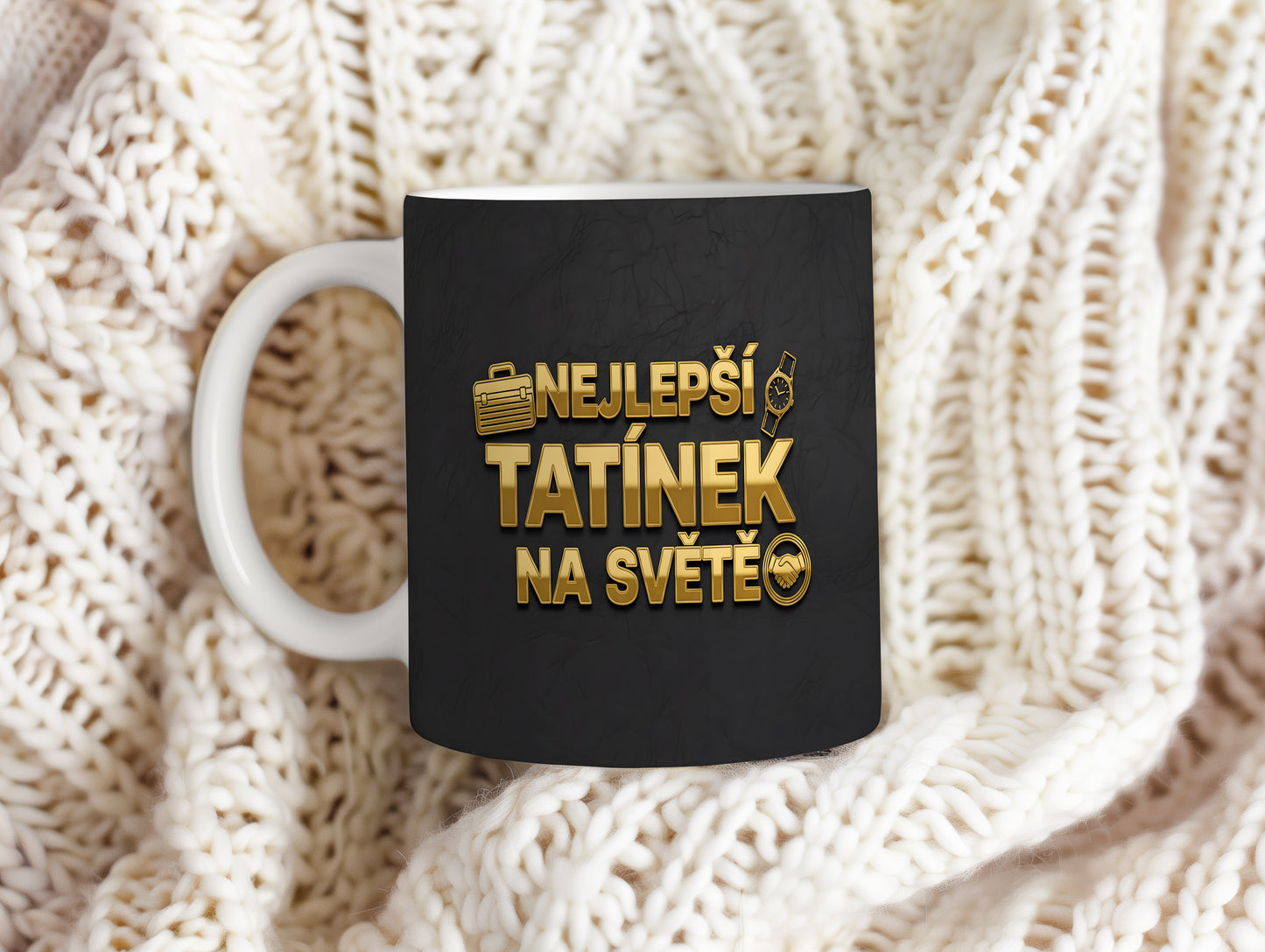 Černý hrnek se zlatým nápisem 'NEJLEPŠÍ TATÍNEK NA SVĚTĚ' a ikonami hodinek a kufříku.