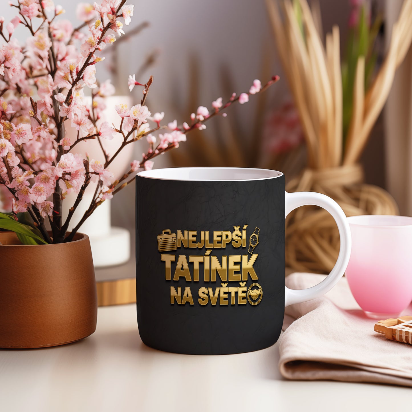 Černý hrnek se zlatým nápisem 'NEJLEPŠÍ TATÍNEK NA SVĚTĚ' a ikonami hodinek a kufříku.