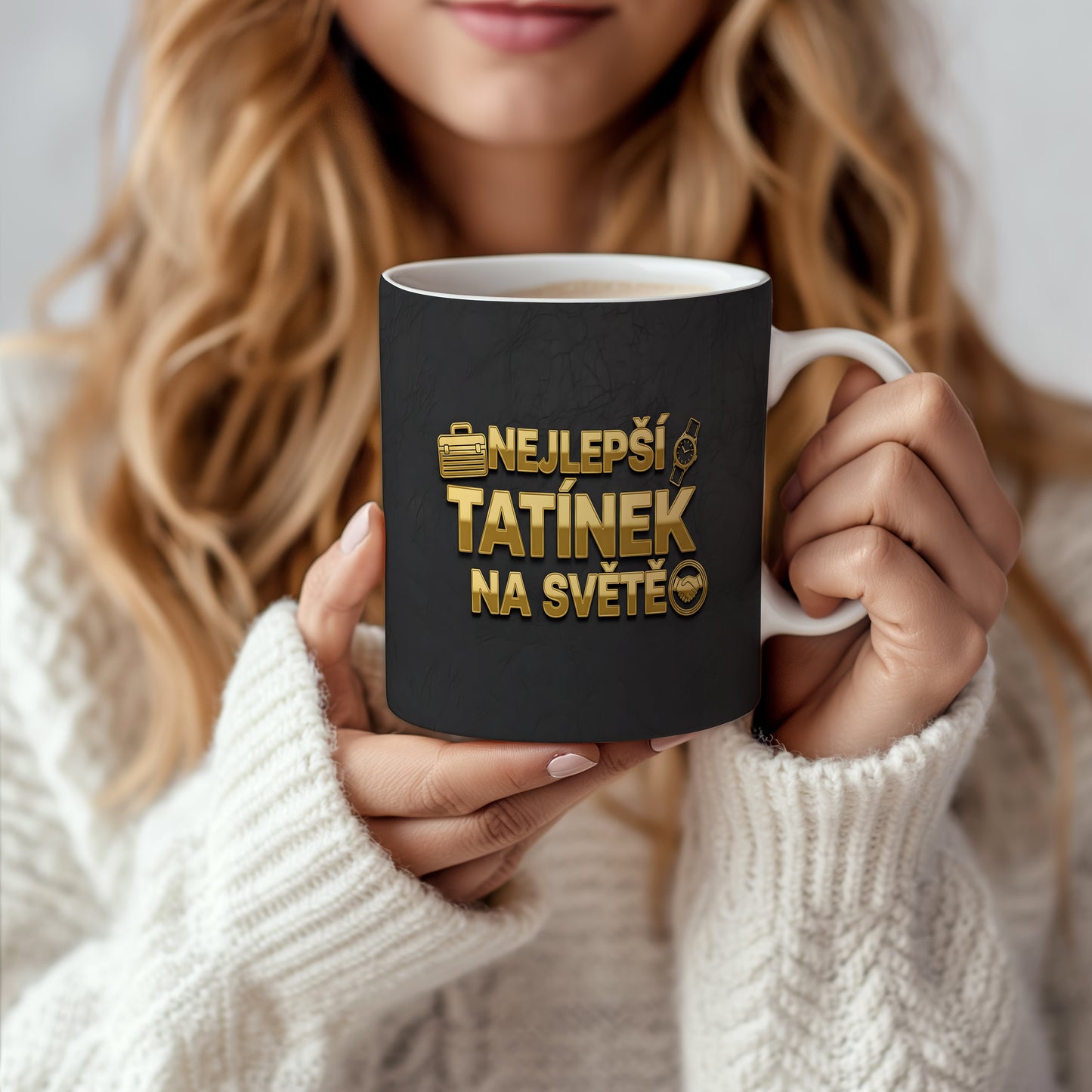 Černý hrnek se zlatým nápisem 'NEJLEPŠÍ TATÍNEK NA SVĚTĚ' a ikonami hodinek a kufříku.