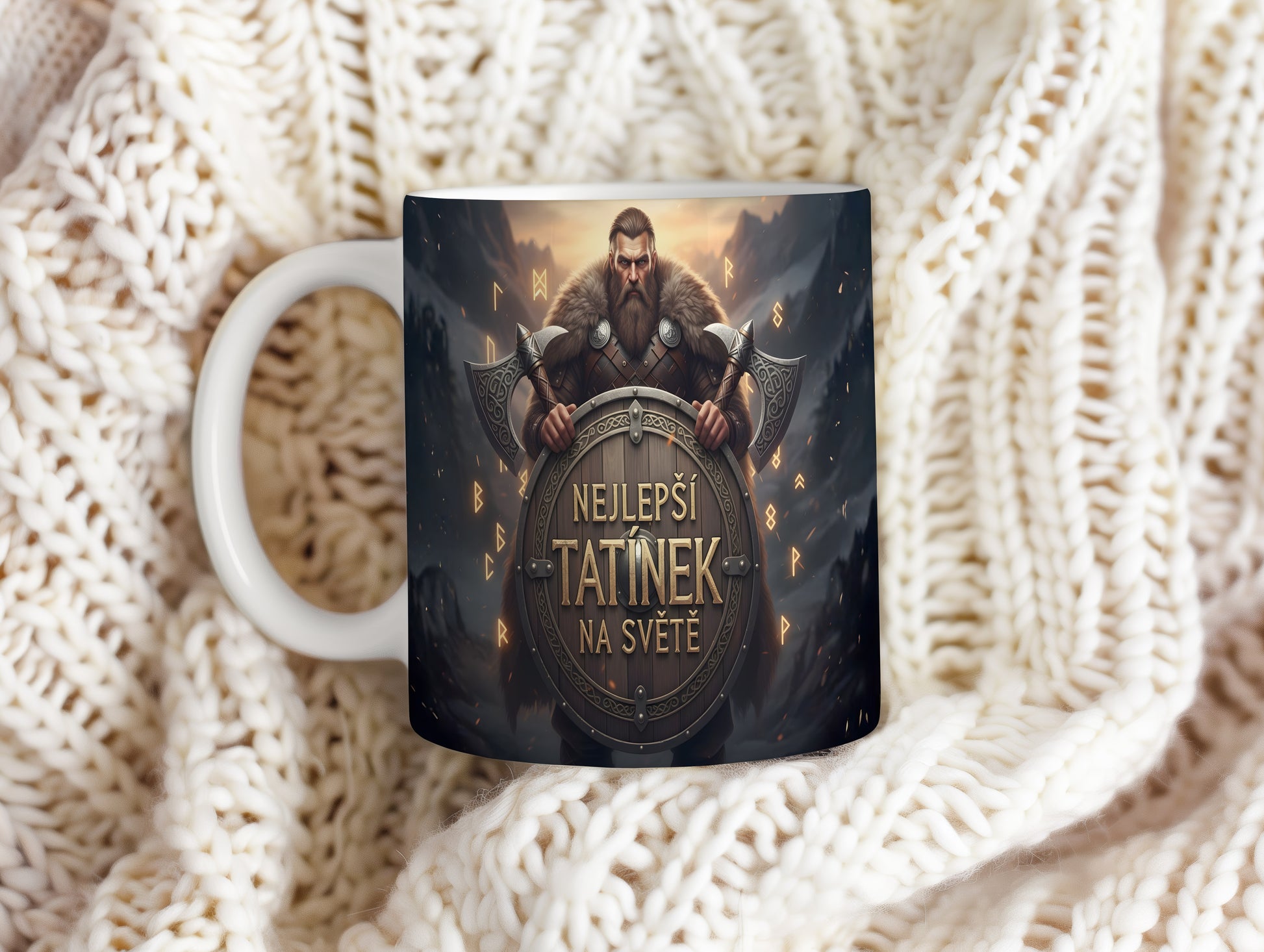Hrnek s vikingským válečníkem a nápisem NEJLEPŠÍ TATÍNEK NA SVĚTĚ.